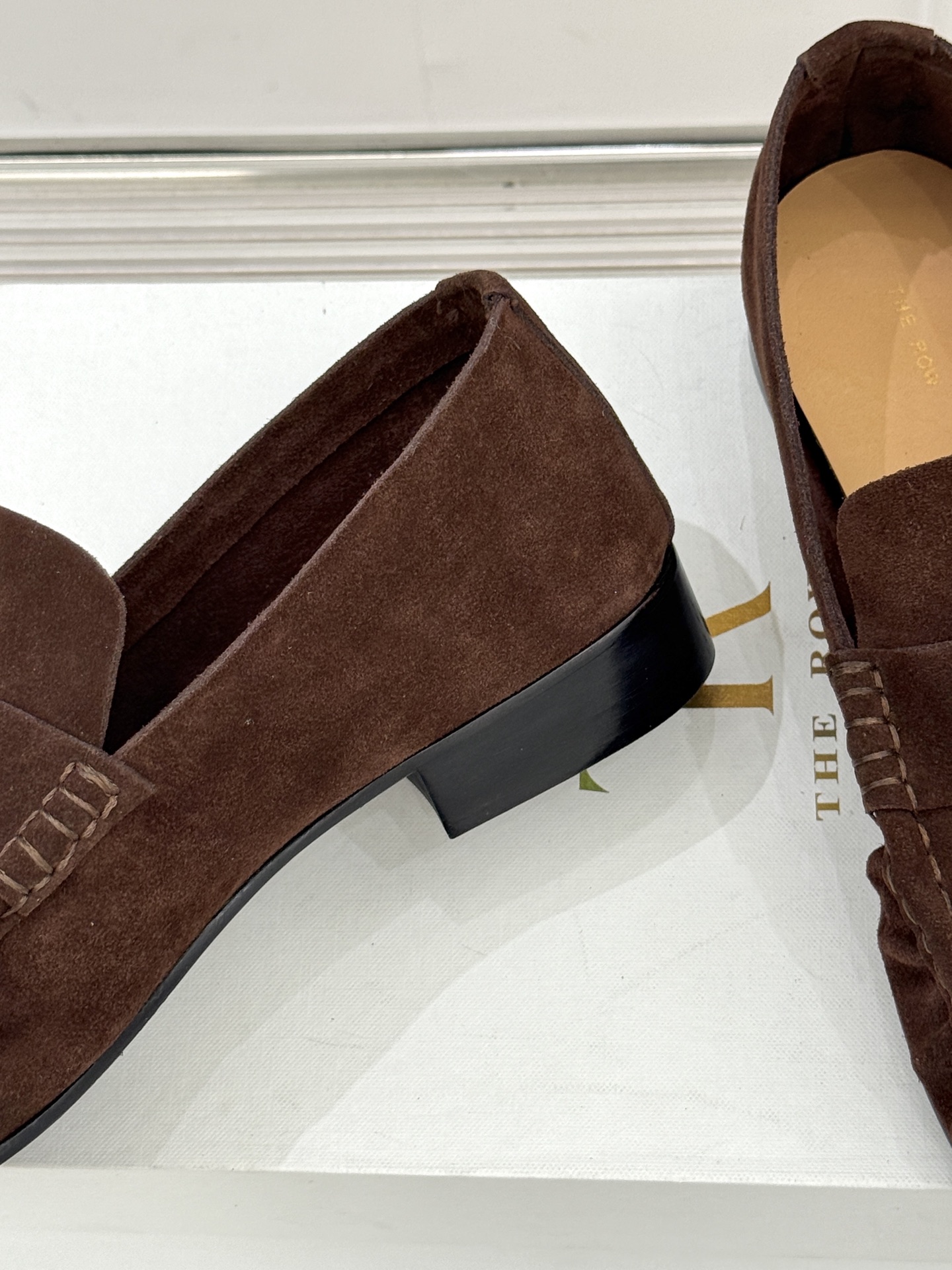 The Row 25WF新品复古乐福鞋这双乐福鞋简直是极简美学的典范！方头设计利落大气 又修饰脚型完美平