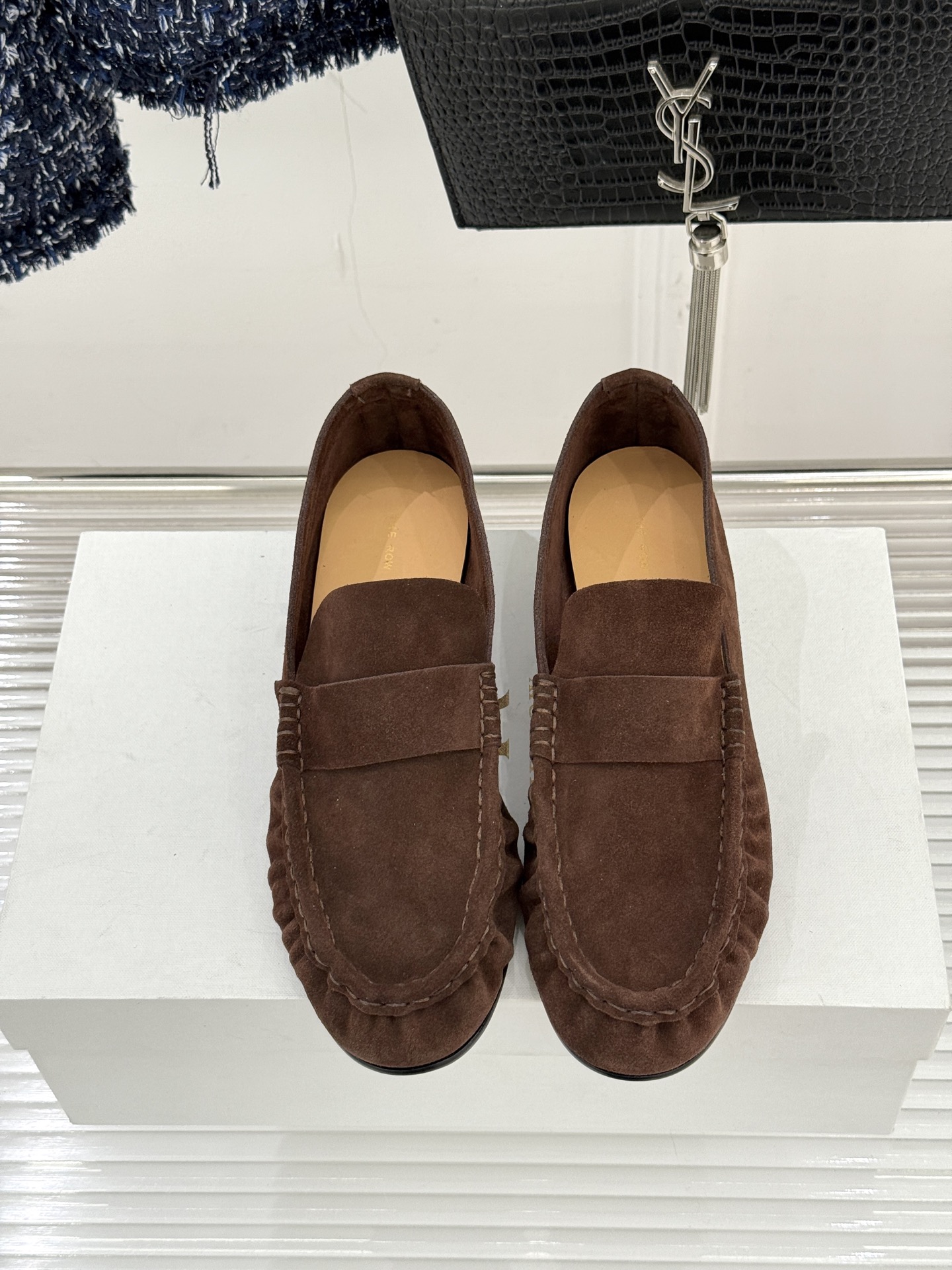 The Row 25WF新品复古乐福鞋这双乐福鞋简直是极简美学的典范！方头设计利落大气 又修饰脚型完美平