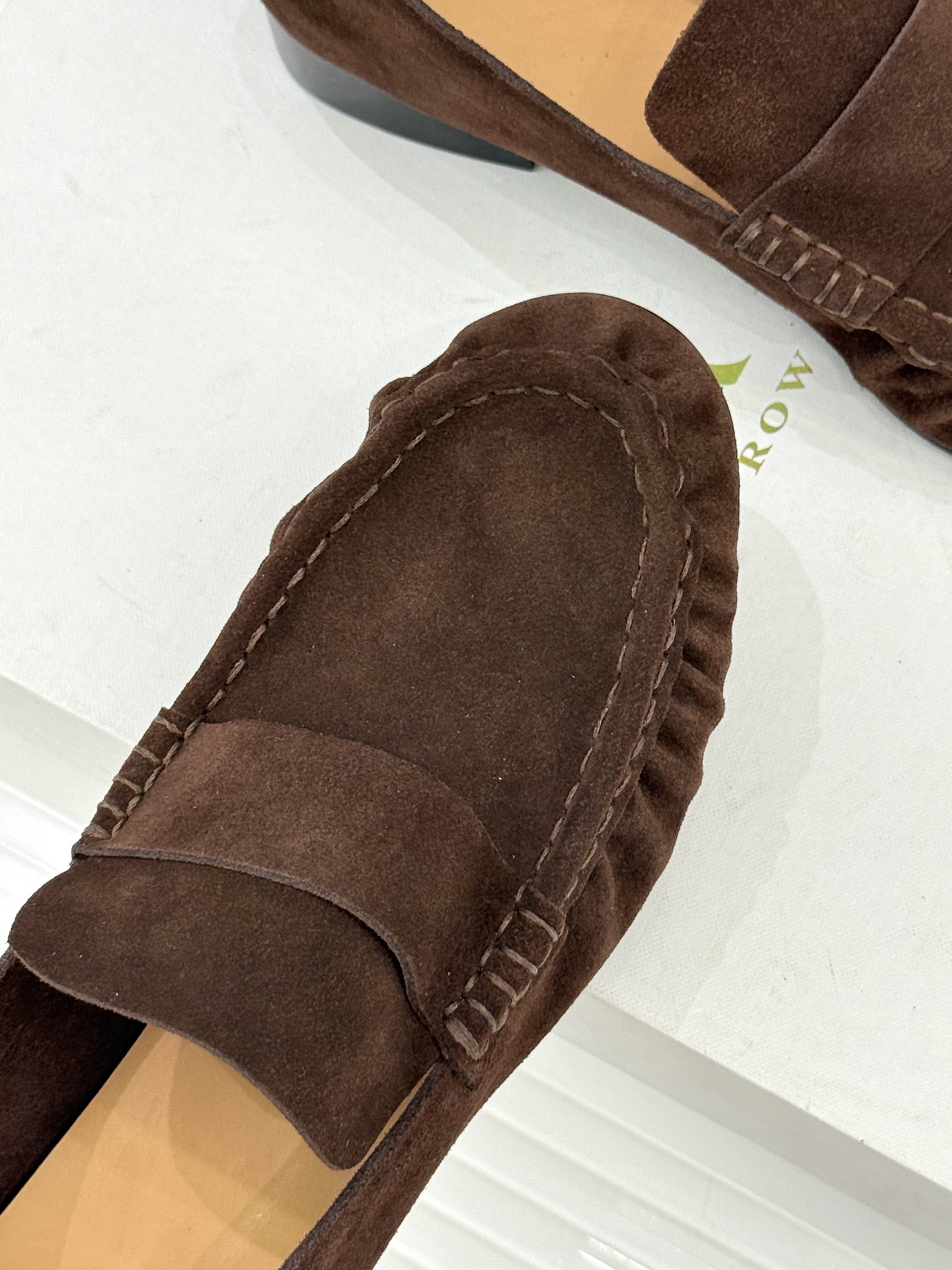 The Row 25WF新品复古乐福鞋这双乐福鞋简直是极简美学的典范！方头设计利落大气 又修饰脚型完美平