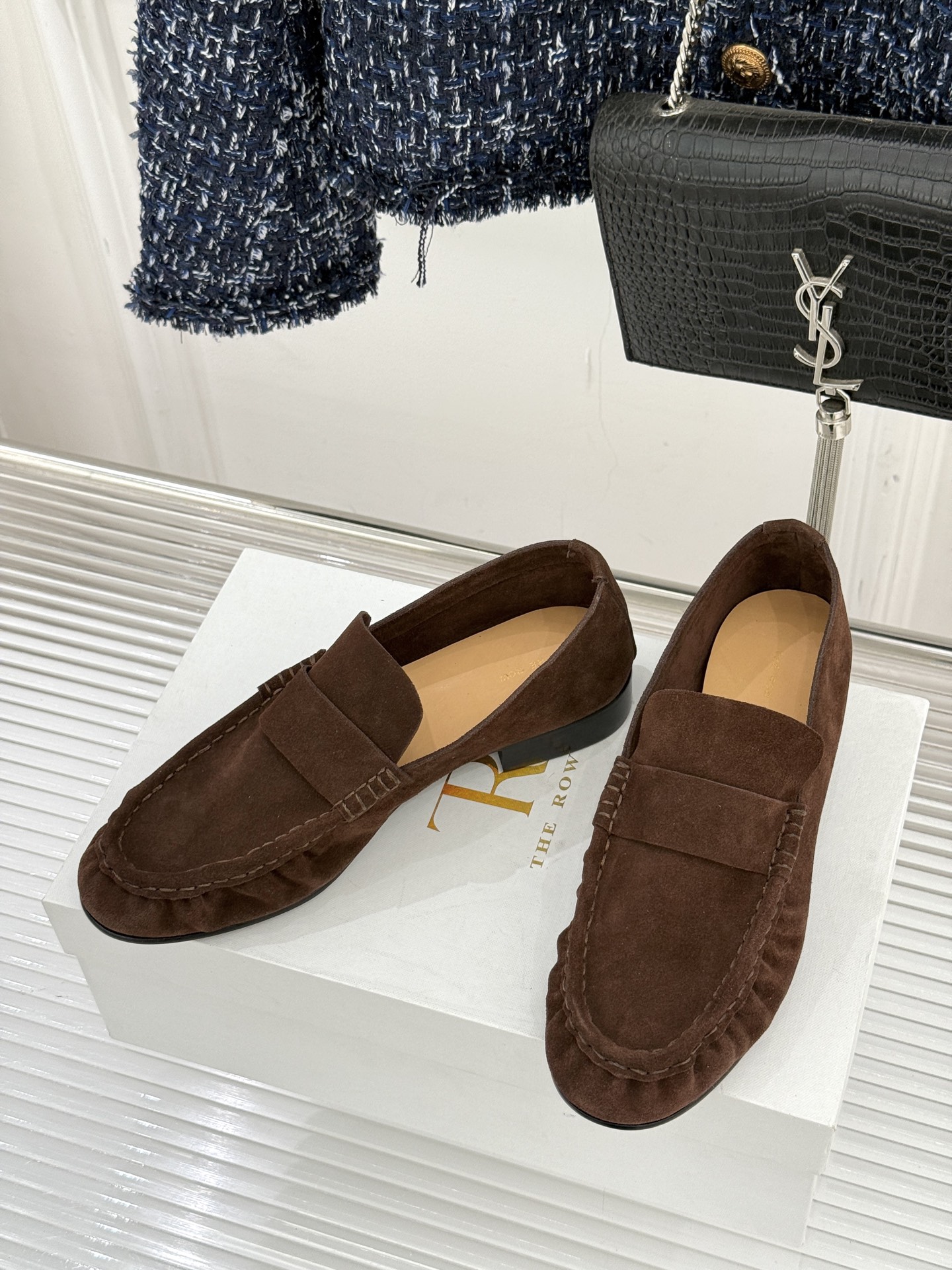 The Row 25WF新品复古乐福鞋这双乐福鞋简直是极简美学的典范！方头设计利落大气 又修饰脚型完美平