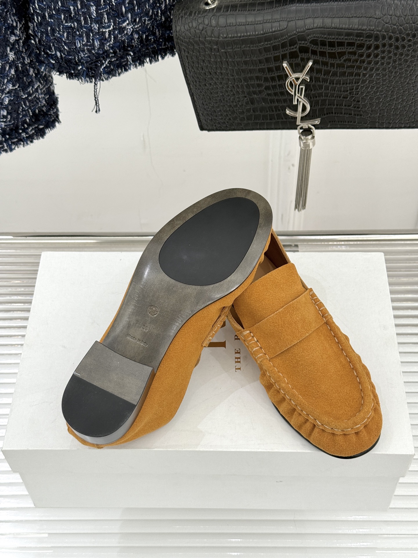 The Row 25WF新品复古乐福鞋这双乐福鞋简直是极简美学的典范！方头设计利落大气 又修饰脚型完美平