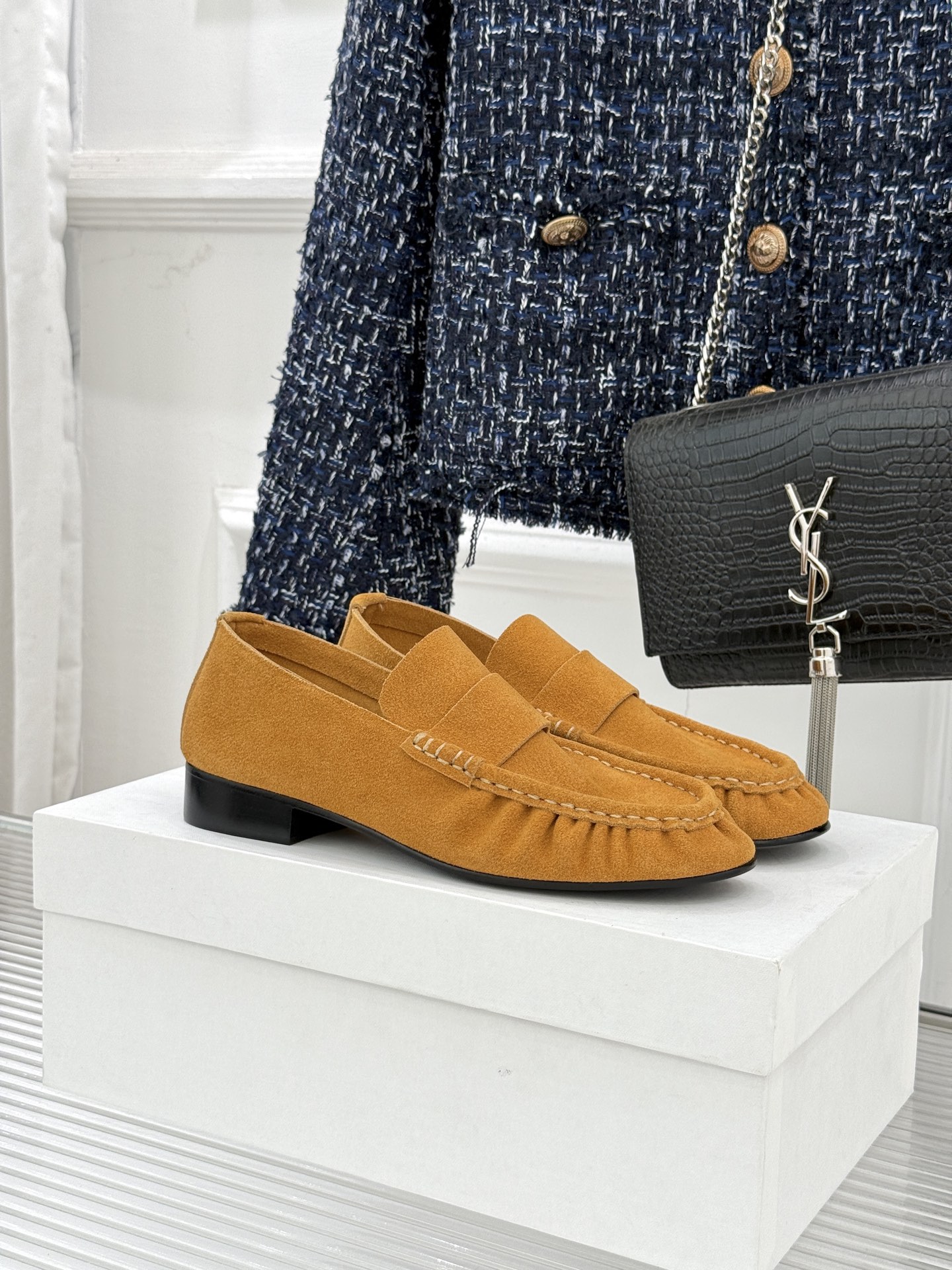 The Row 25WF新品复古乐福鞋这双乐福鞋简直是极简美学的典范！方头设计利落大气 又修饰脚型完美平