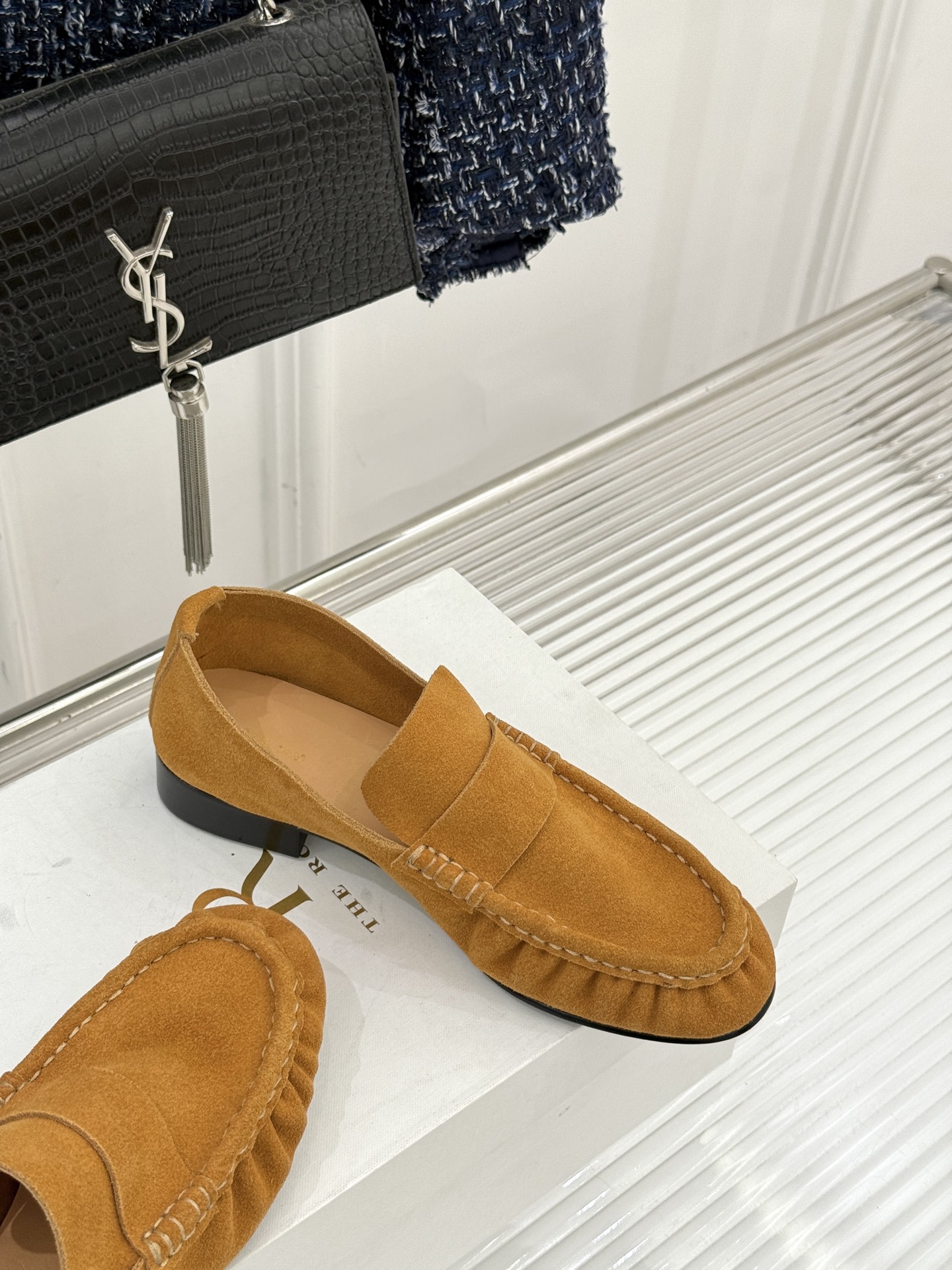 The Row 25WF新品复古乐福鞋这双乐福鞋简直是极简美学的典范！方头设计利落大气 又修饰脚型完美平