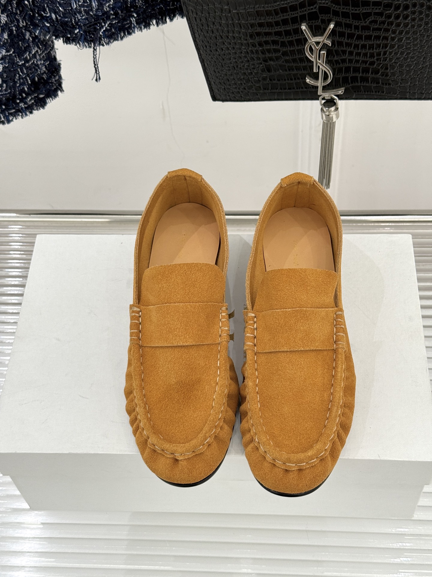 The Row 25WF新品复古乐福鞋这双乐福鞋简直是极简美学的典范！方头设计利落大气 又修饰脚型完美平