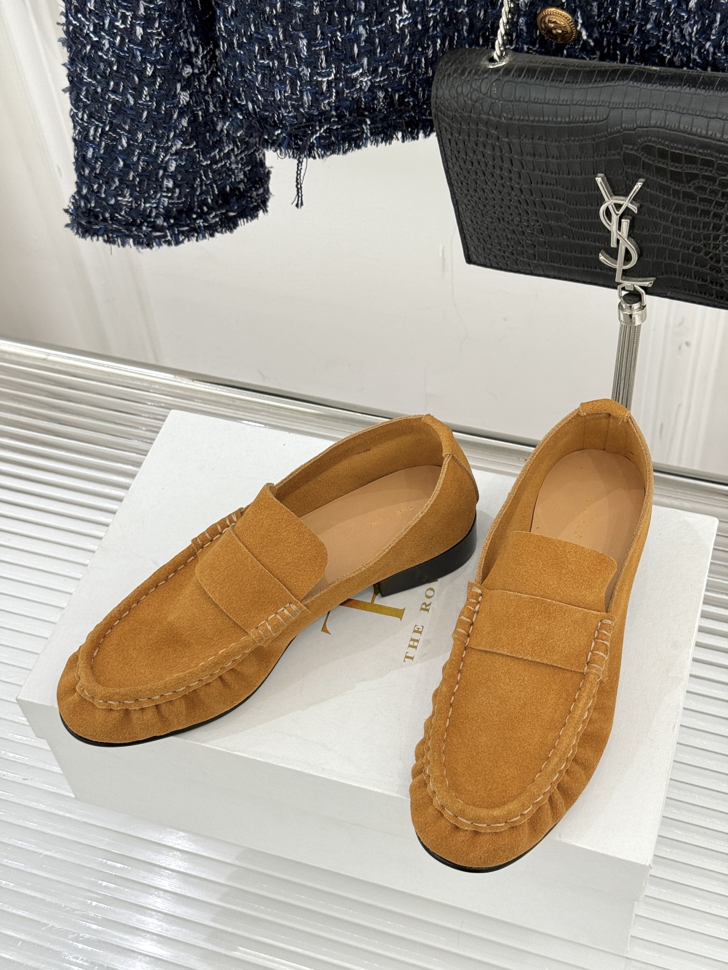 The Row 25WF新品复古乐福鞋这双乐福鞋简直是极简美学的典范！方头设计利落大气 又修饰脚型完美平