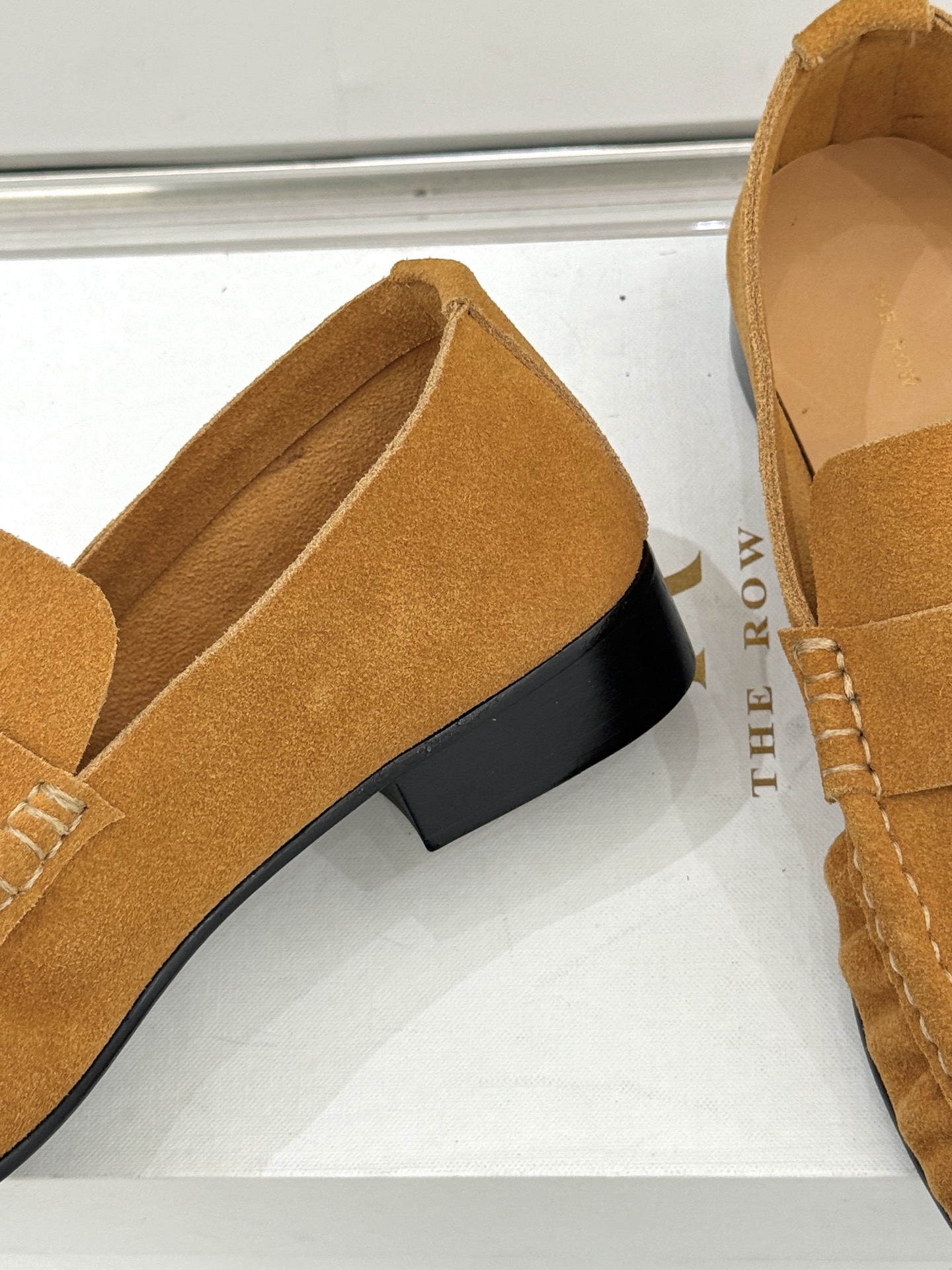 The Row 25WF新品复古乐福鞋这双乐福鞋简直是极简美学的典范！方头设计利落大气 又修饰脚型完美平