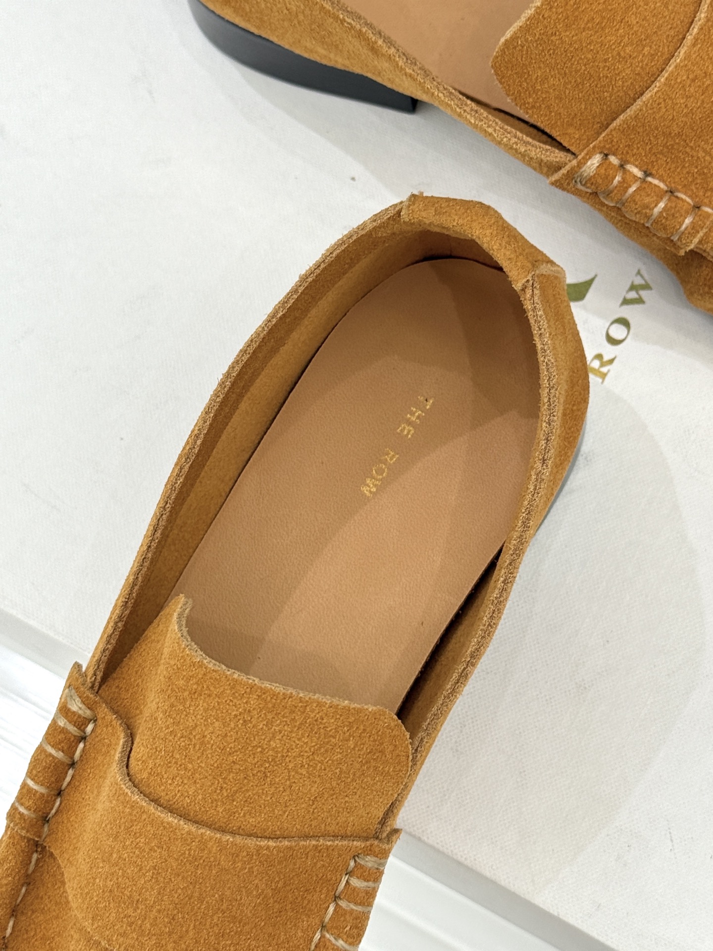 The Row 25WF新品复古乐福鞋这双乐福鞋简直是极简美学的典范！方头设计利落大气 又修饰脚型完美平