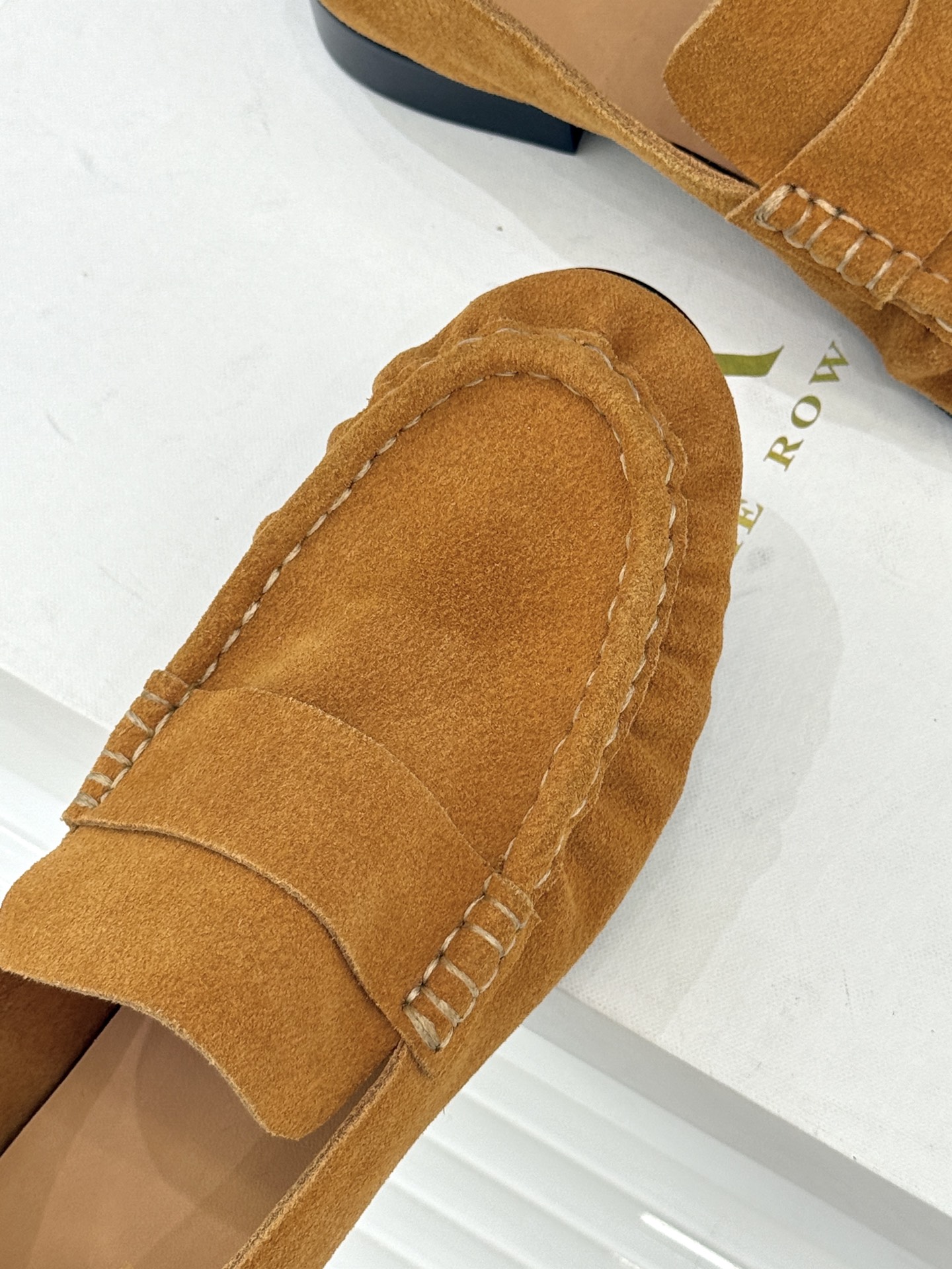 The Row 25WF新品复古乐福鞋这双乐福鞋简直是极简美学的典范！方头设计利落大气 又修饰脚型完美平