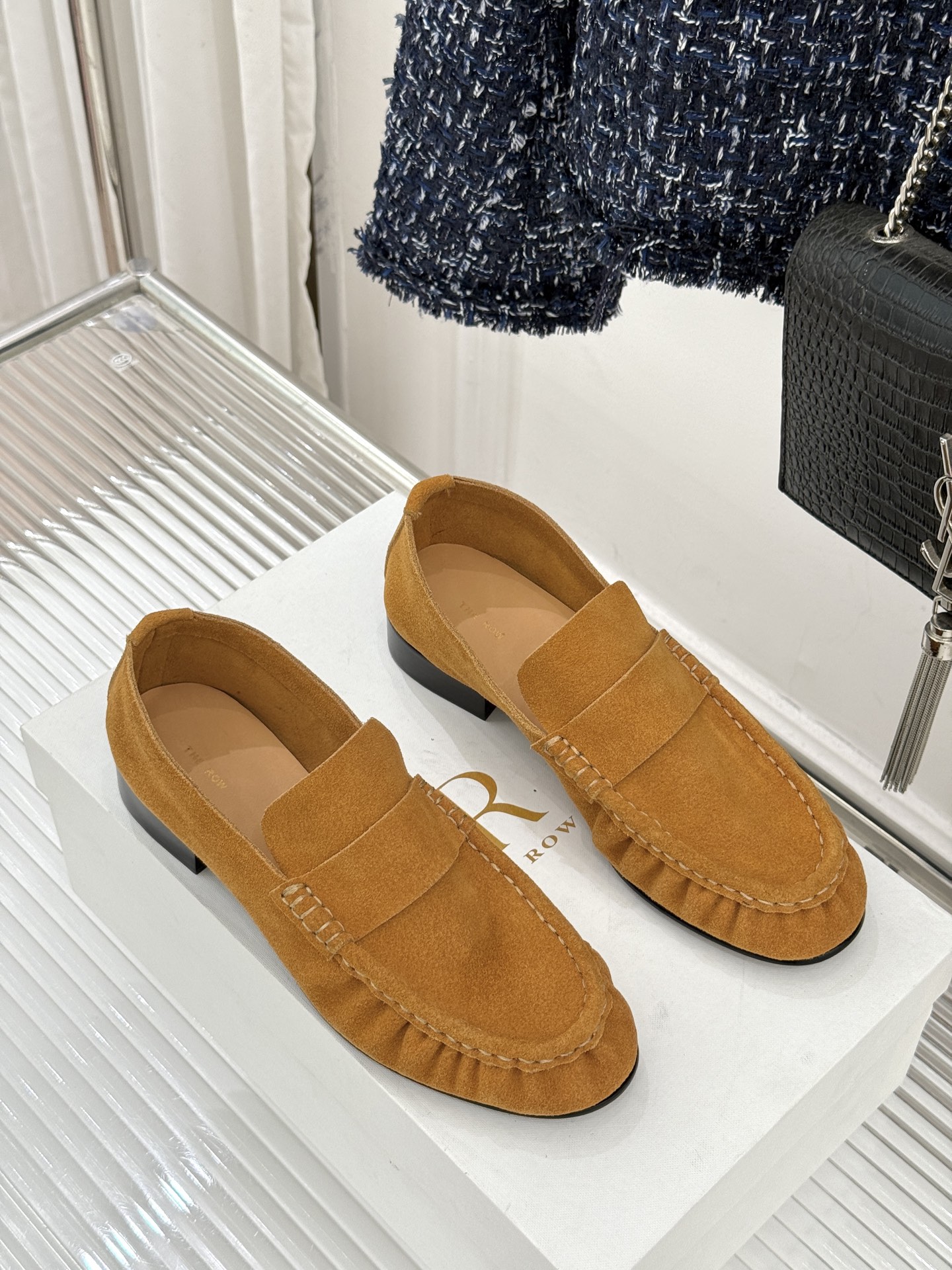 The Row 25WF新品复古乐福鞋这双乐福鞋简直是极简美学的典范！方头设计利落大气 又修饰脚型完美平