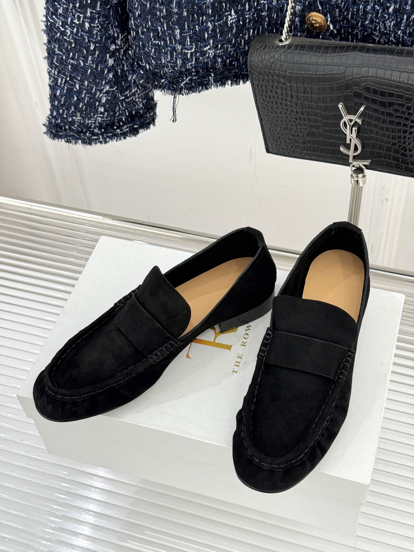 The Row 25WF新品复古乐福鞋这双乐福鞋简直是极简美学的典范！方头设计利落大气 又修饰脚型完美平