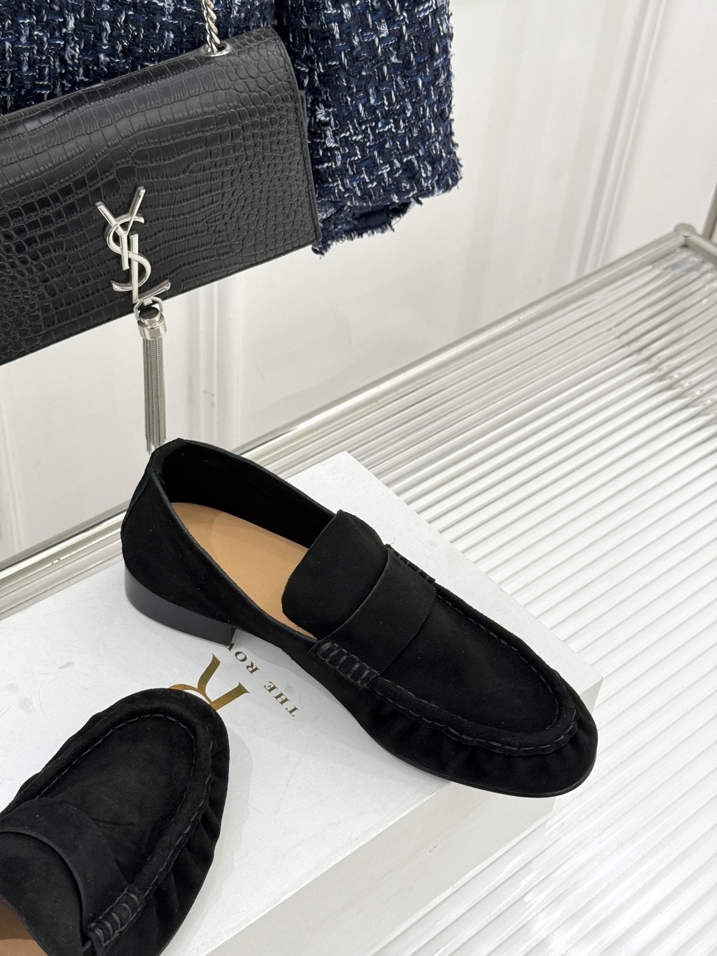 The Row 25WF新品复古乐福鞋这双乐福鞋简直是极简美学的典范！方头设计利落大气 又修饰脚型完美平