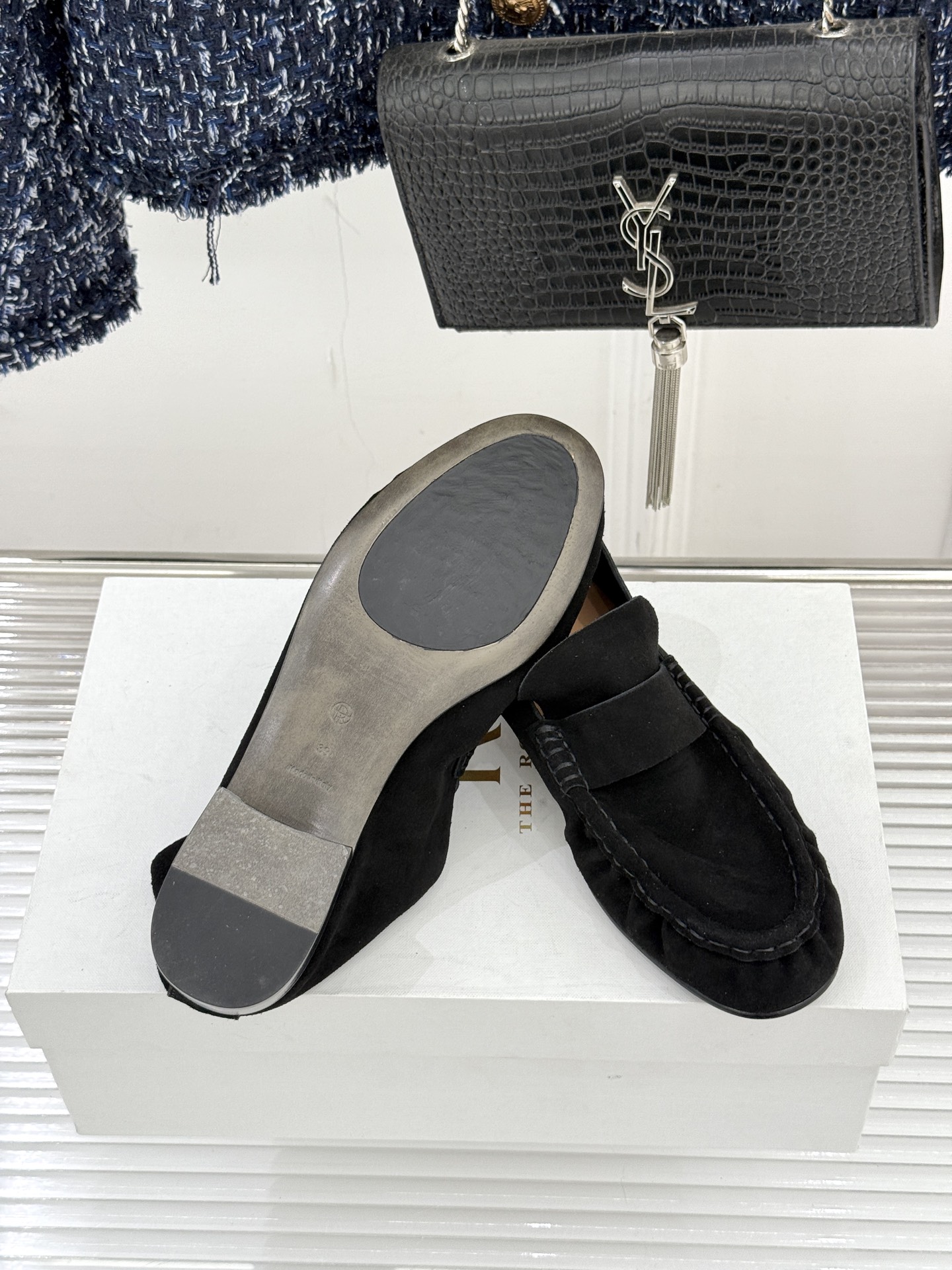 The Row 25WF新品复古乐福鞋这双乐福鞋简直是极简美学的典范！方头设计利落大气 又修饰脚型完美平