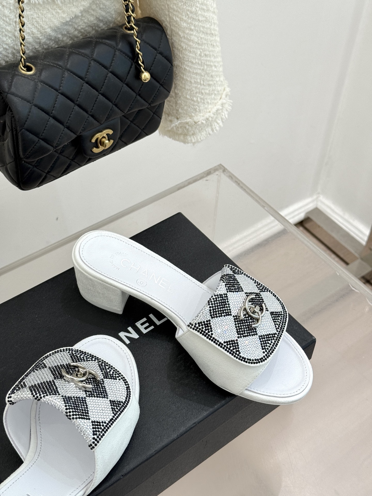 CHANE*｜小香经典春夏翻盖水钻双C书包扣拖鞋经典永不过时 简约大气标志性翻盖双C书包扣设计～手工镶嵌