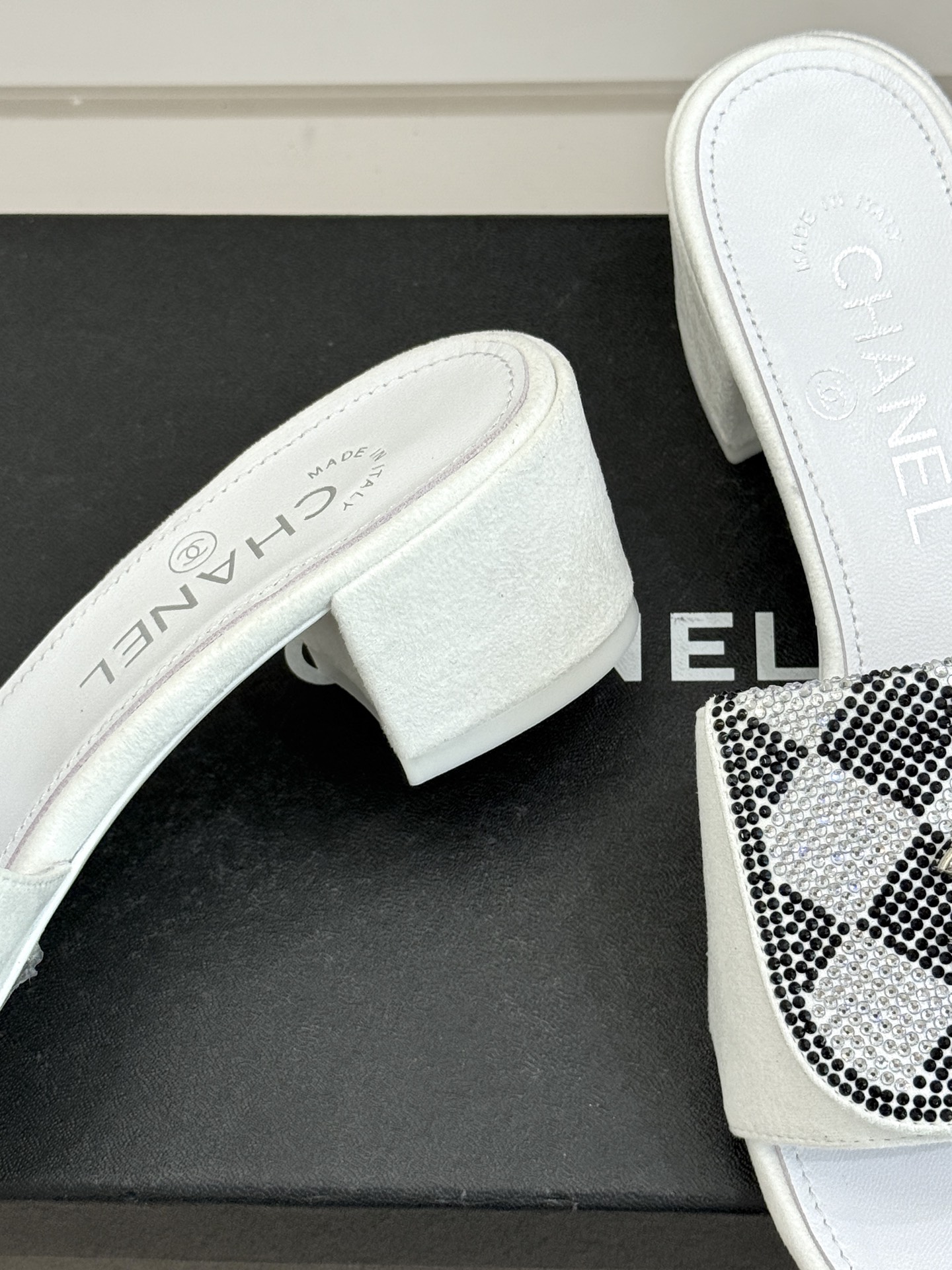 CHANE*｜小香经典春夏翻盖水钻双C书包扣拖鞋经典永不过时 简约大气标志性翻盖双C书包扣设计～手工镶嵌