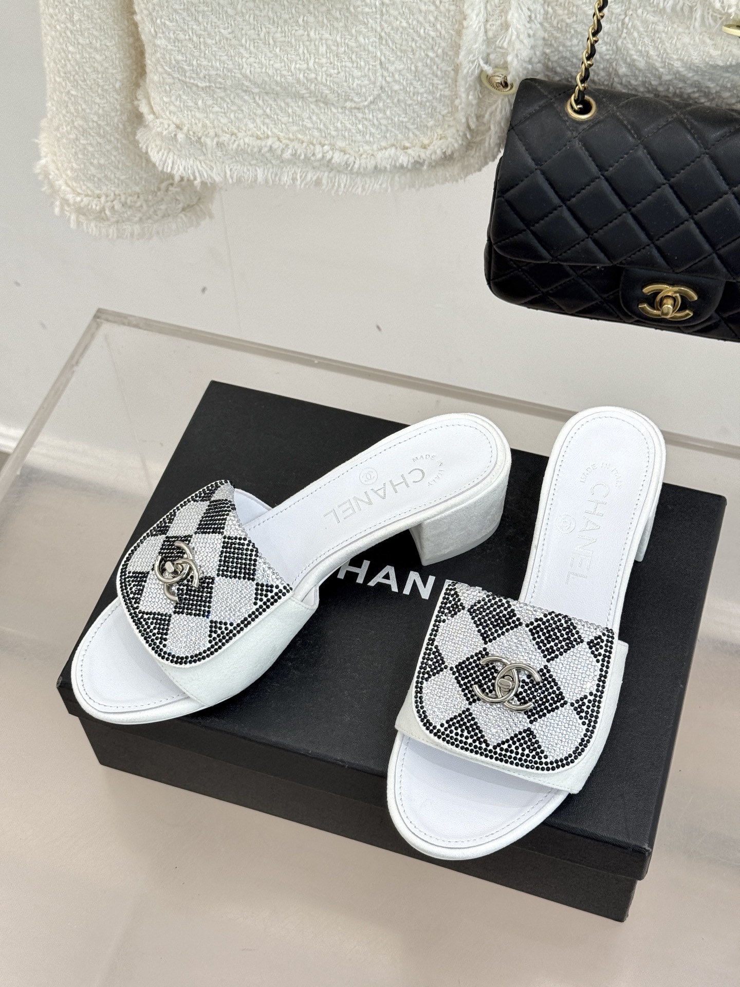 CHANE*｜小香经典春夏翻盖水钻双C书包扣拖鞋经典永不过时 简约大气标志性翻盖双C书包扣设计～手工镶嵌