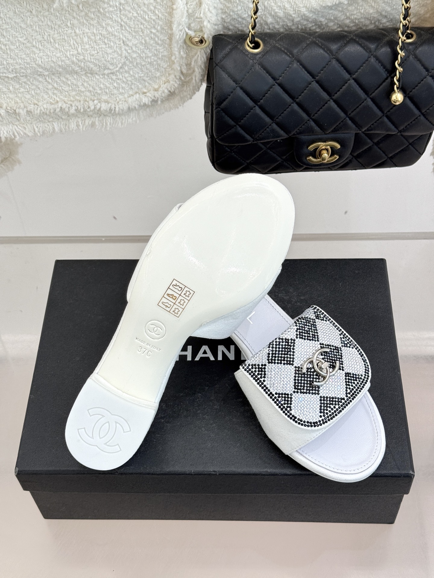 CHANE*｜小香经典春夏翻盖水钻双C书包扣拖鞋经典永不过时 简约大气标志性翻盖双C书包扣设计～手工镶嵌