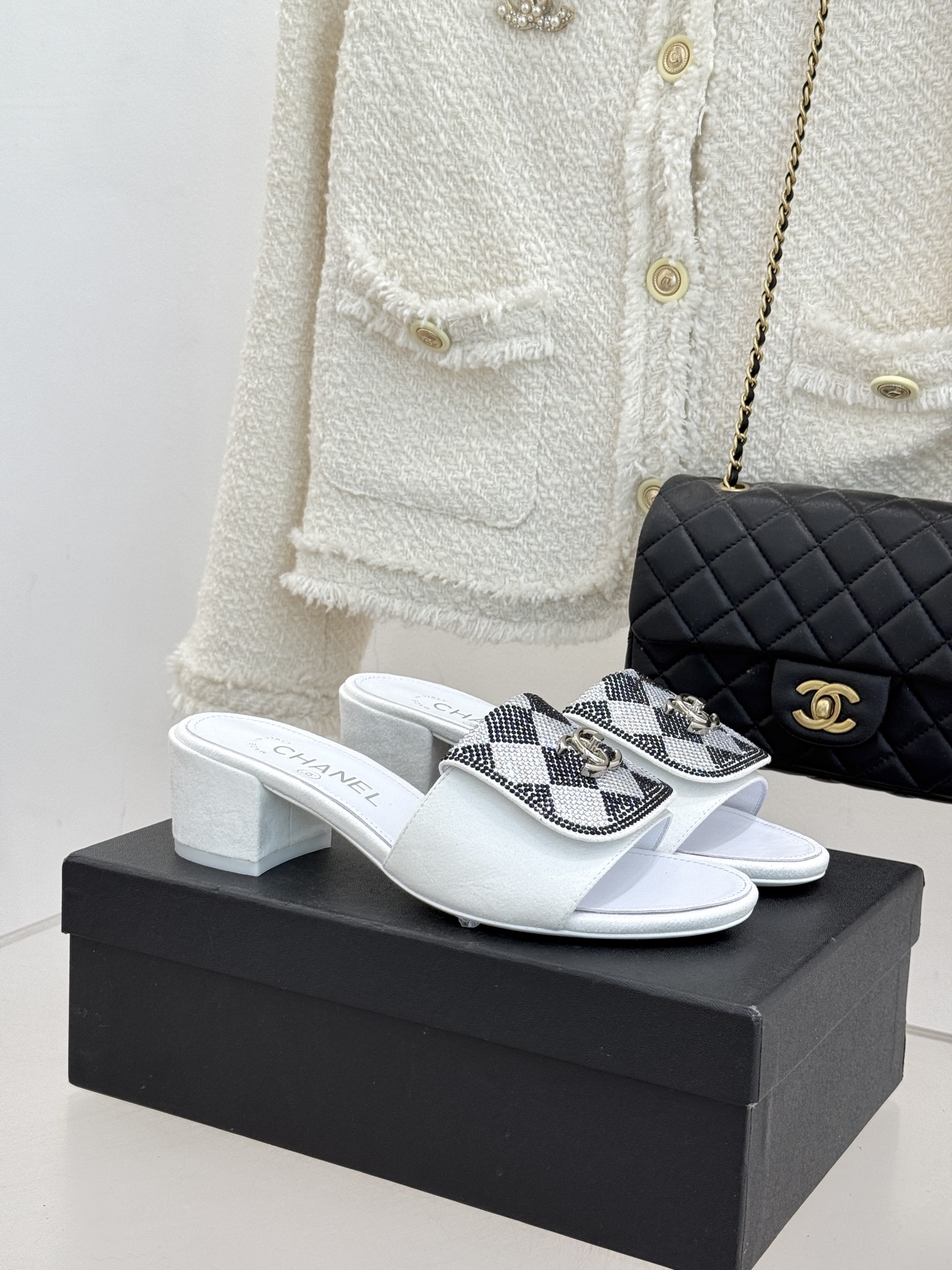 CHANE*｜小香经典春夏翻盖水钻双C书包扣拖鞋经典永不过时 简约大气标志性翻盖双C书包扣设计～手工镶嵌