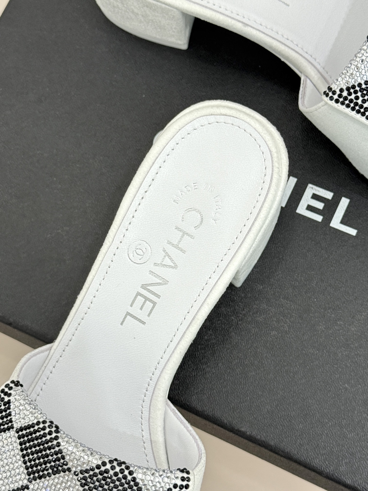 CHANE*｜小香经典春夏翻盖水钻双C书包扣拖鞋经典永不过时 简约大气标志性翻盖双C书包扣设计～手工镶嵌