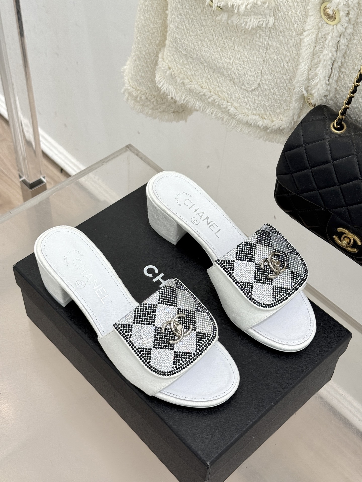 CHANE*｜小香经典春夏翻盖水钻双C书包扣拖鞋经典永不过时 简约大气标志性翻盖双C书包扣设计～手工镶嵌