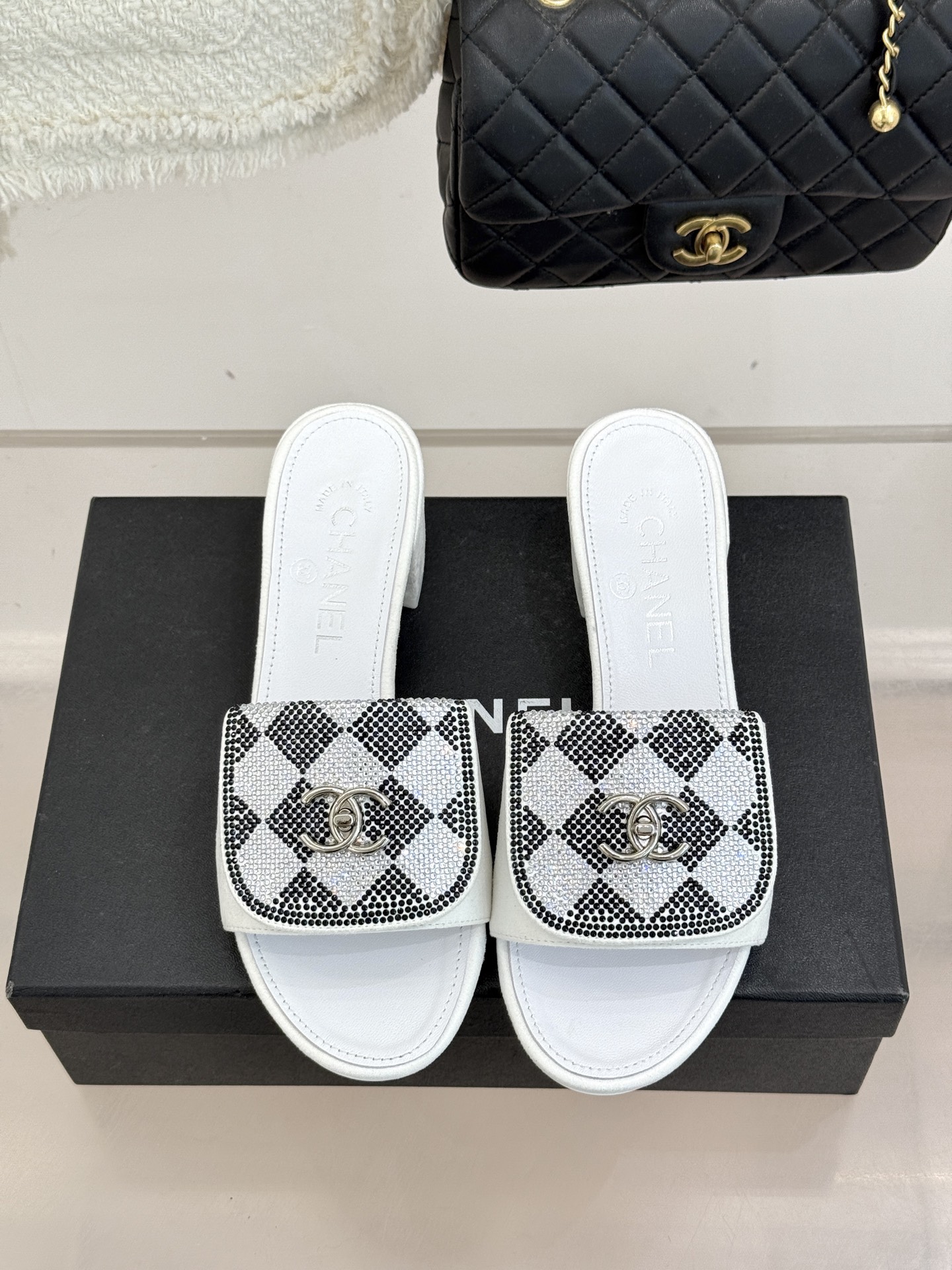 CHANE*｜小香经典春夏翻盖水钻双C书包扣拖鞋经典永不过时 简约大气标志性翻盖双C书包扣设计～手工镶嵌