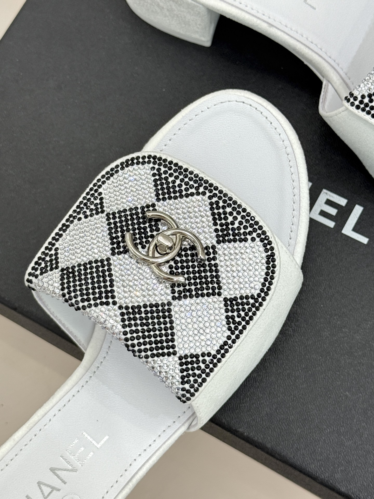 CHANE*｜小香经典春夏翻盖水钻双C书包扣拖鞋经典永不过时 简约大气标志性翻盖双C书包扣设计～手工镶嵌