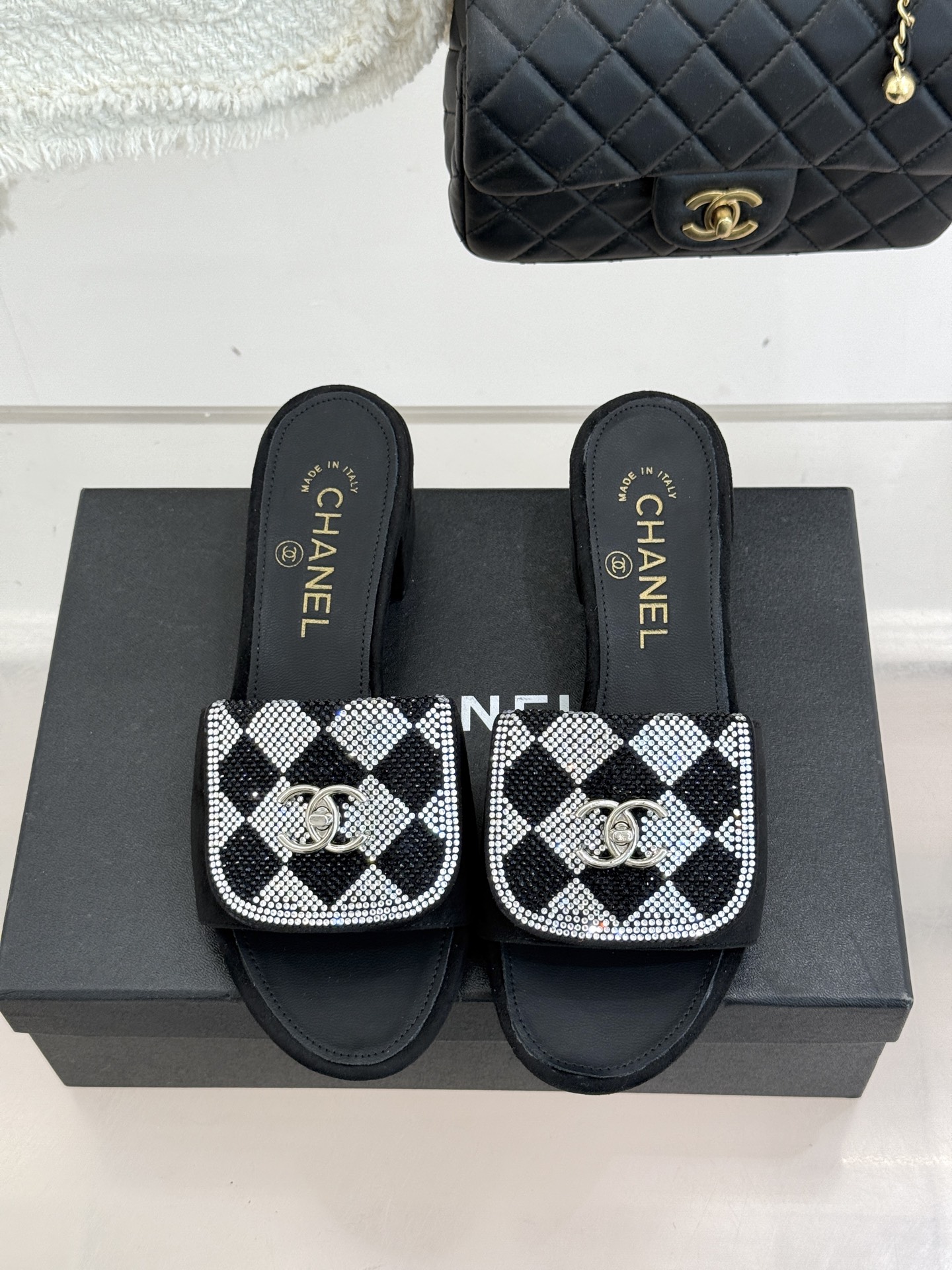 CHANE*｜小香经典春夏翻盖水钻双C书包扣拖鞋经典永不过时 简约大气标志性翻盖双C书包扣设计～手工镶嵌