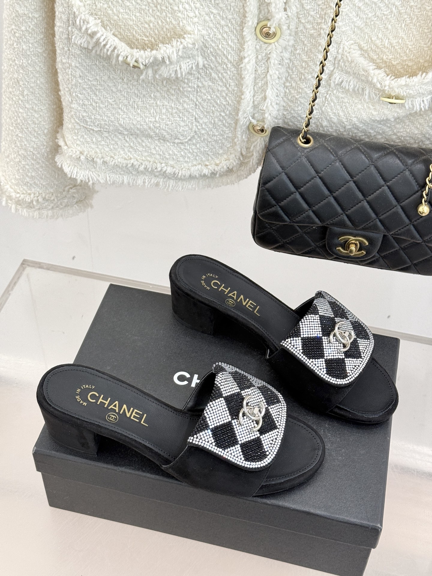 CHANE*｜小香经典春夏翻盖水钻双C书包扣拖鞋经典永不过时 简约大气标志性翻盖双C书包扣设计～手工镶嵌