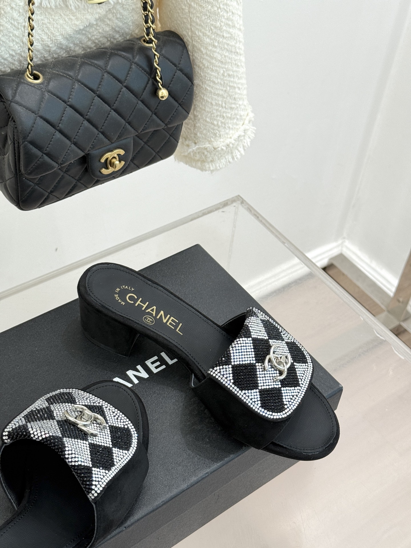 CHANE*｜小香经典春夏翻盖水钻双C书包扣拖鞋经典永不过时 简约大气标志性翻盖双C书包扣设计～手工镶嵌