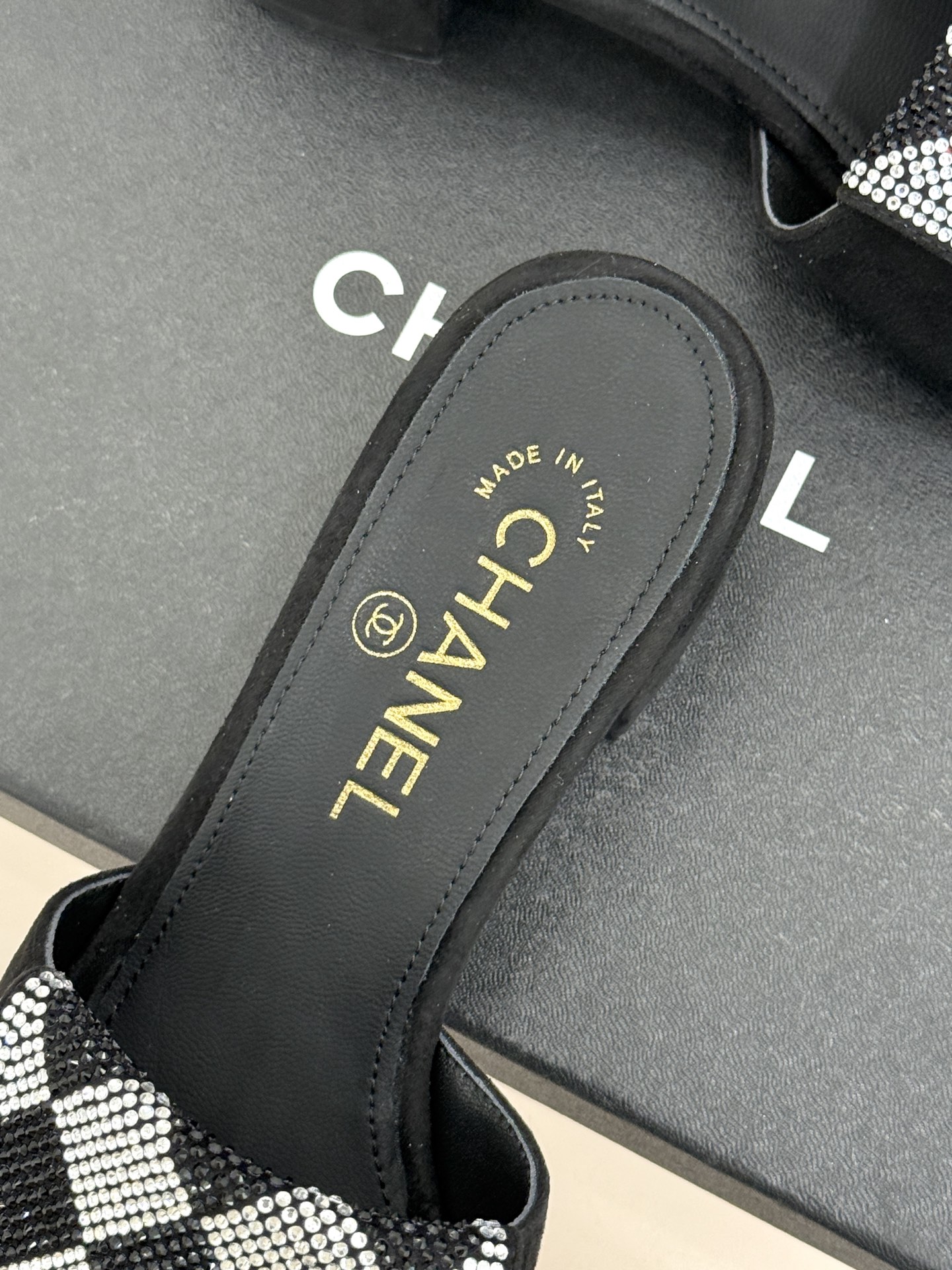 CHANE*｜小香经典春夏翻盖水钻双C书包扣拖鞋经典永不过时 简约大气标志性翻盖双C书包扣设计～手工镶嵌