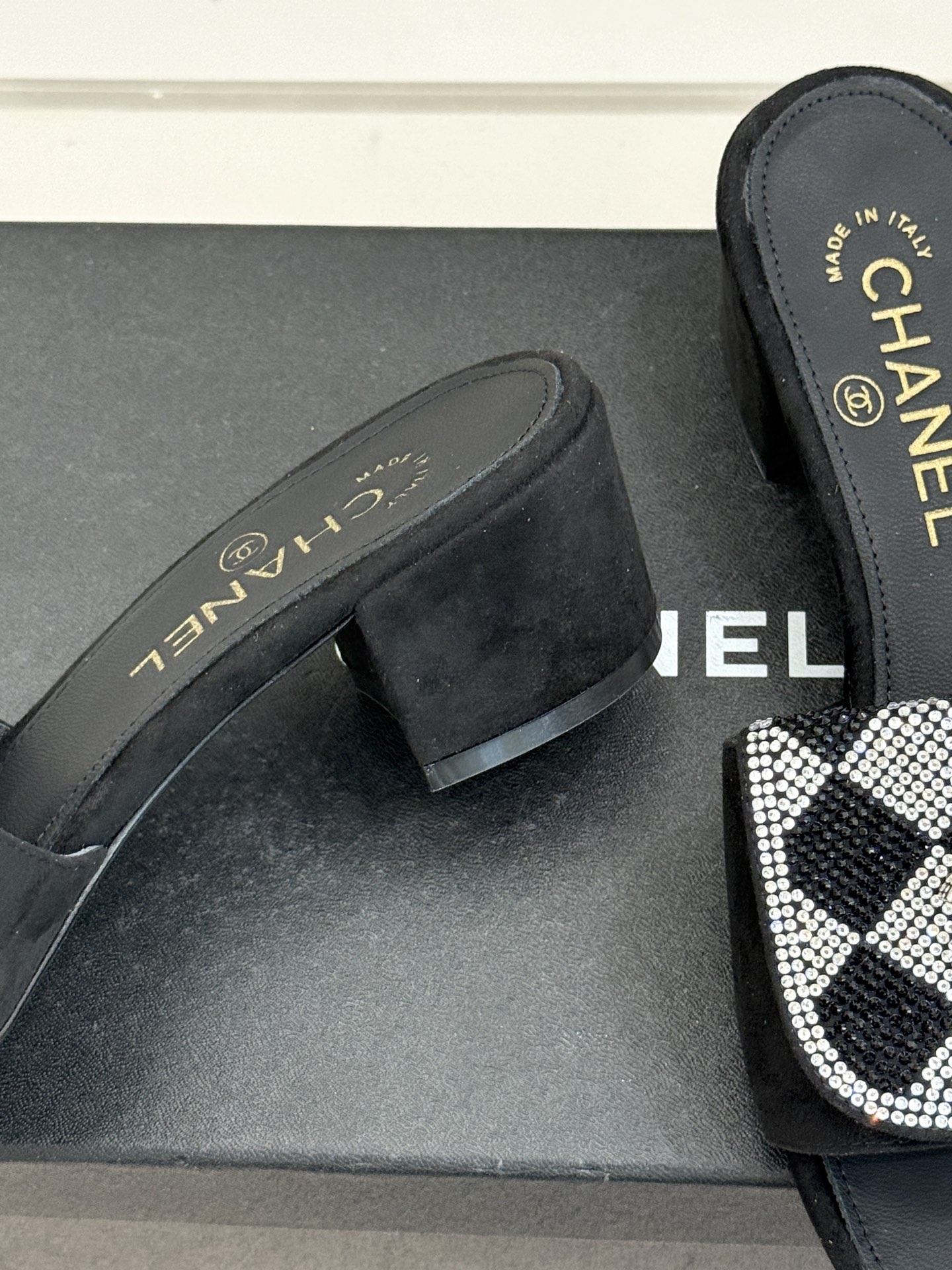 CHANE*｜小香经典春夏翻盖水钻双C书包扣拖鞋经典永不过时 简约大气标志性翻盖双C书包扣设计～手工镶嵌