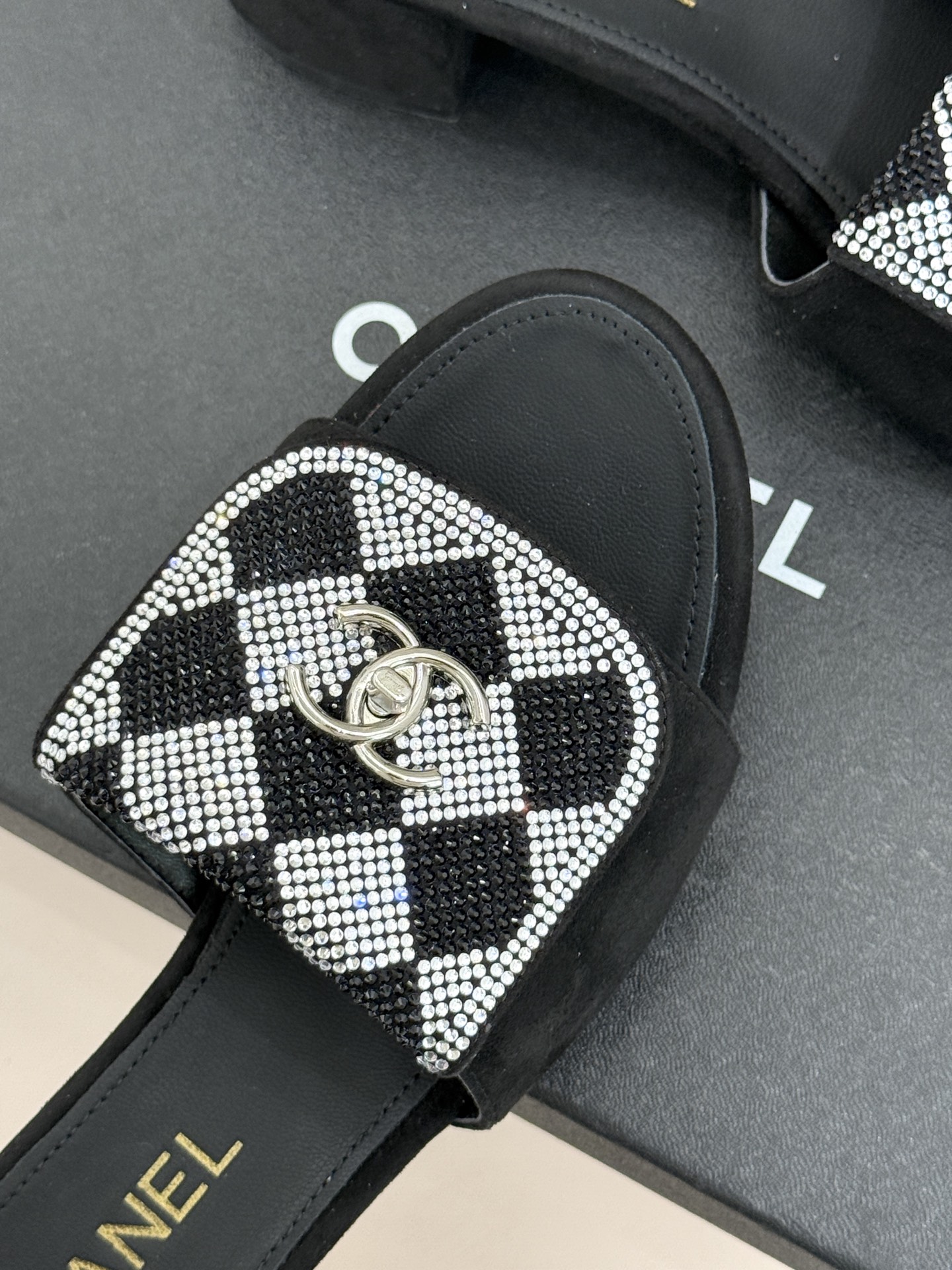 CHANE*｜小香经典春夏翻盖水钻双C书包扣拖鞋经典永不过时 简约大气标志性翻盖双C书包扣设计～手工镶嵌