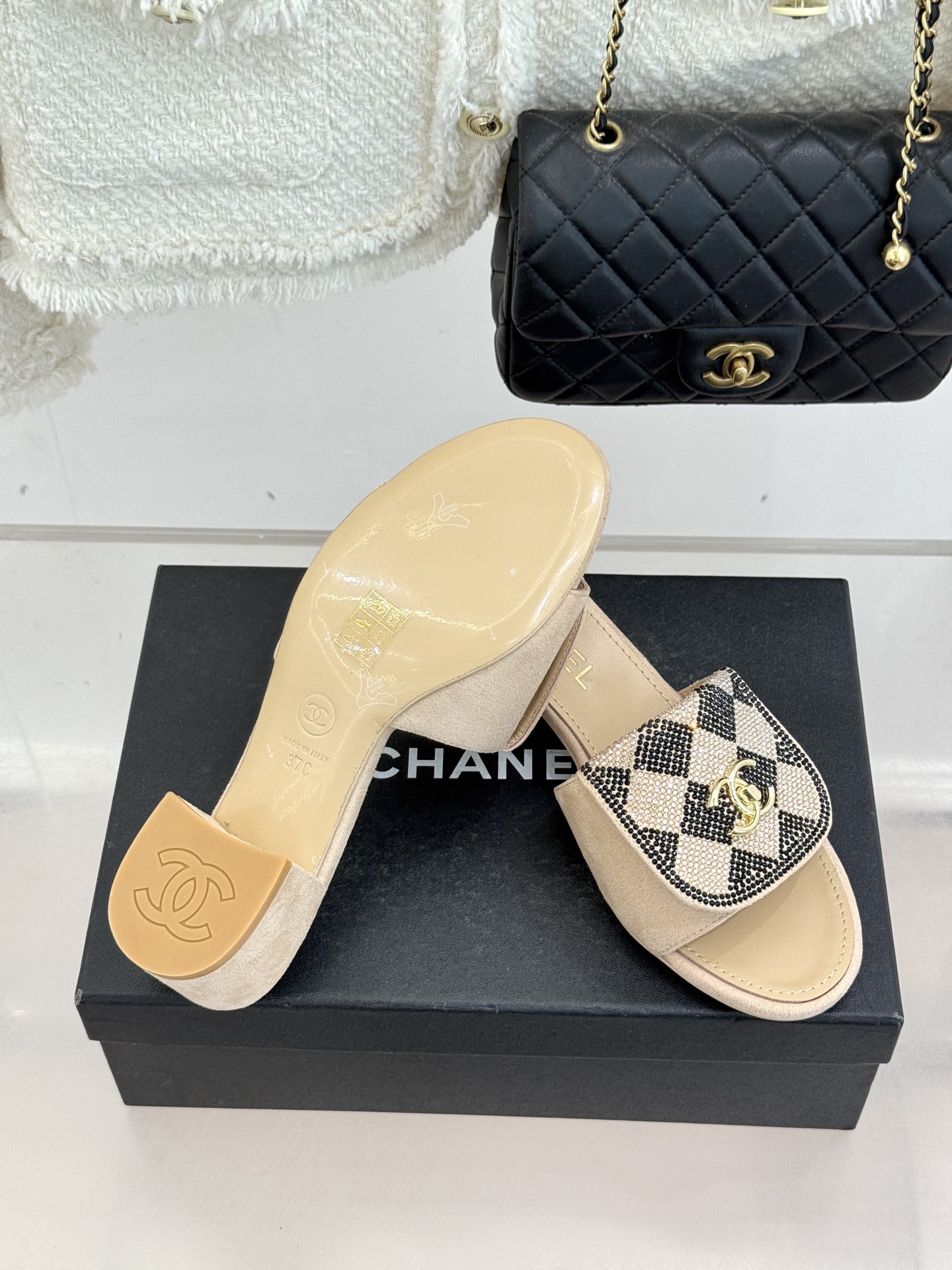 CHANE*｜小香经典春夏翻盖水钻双C书包扣拖鞋经典永不过时 简约大气标志性翻盖双C书包扣设计～手工镶嵌