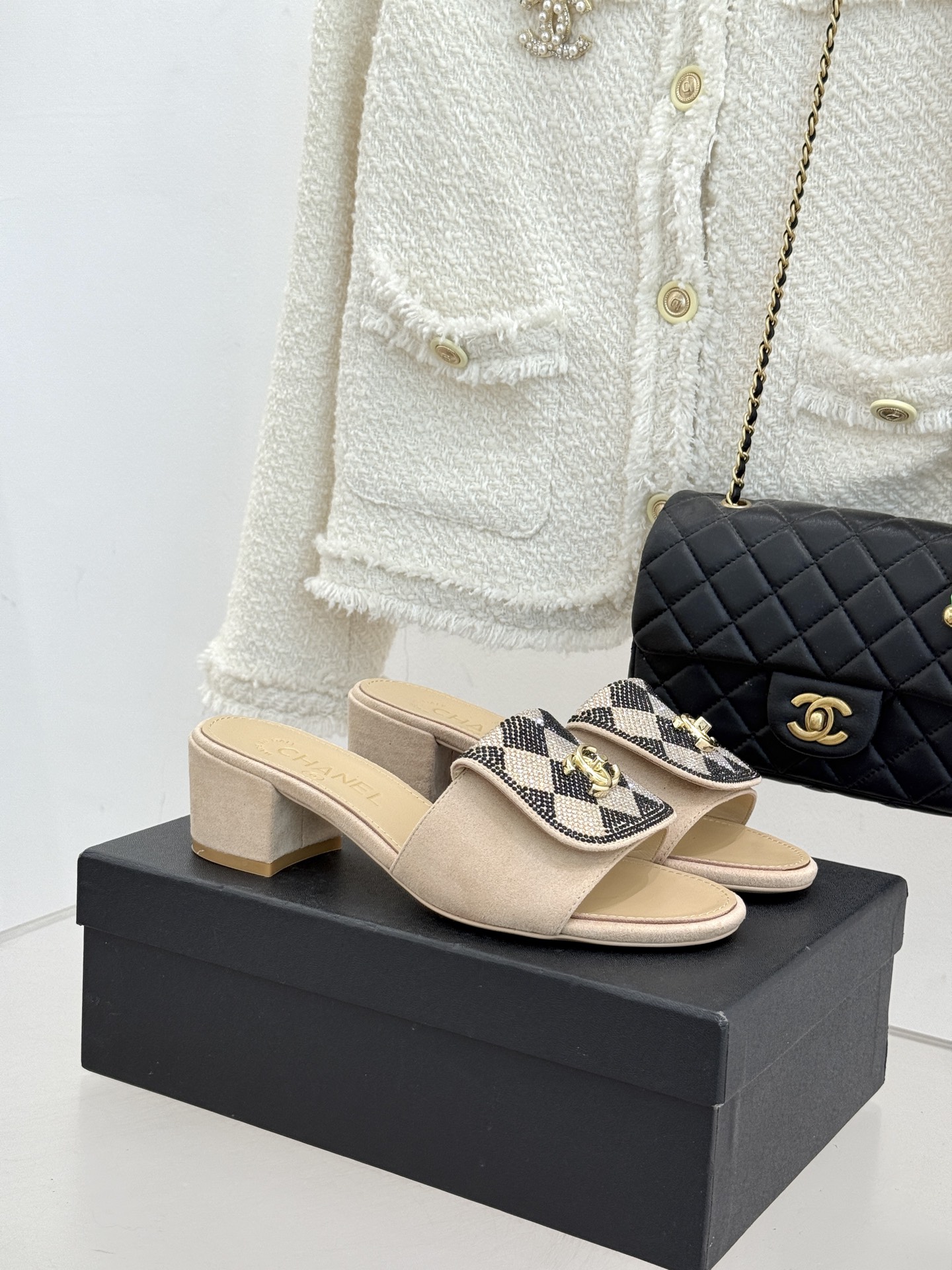 CHANE*｜小香经典春夏翻盖水钻双C书包扣拖鞋经典永不过时 简约大气标志性翻盖双C书包扣设计～手工镶嵌