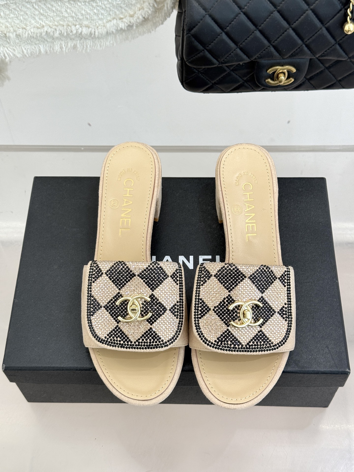 CHANE*｜小香经典春夏翻盖水钻双C书包扣拖鞋经典永不过时 简约大气标志性翻盖双C书包扣设计～手工镶嵌