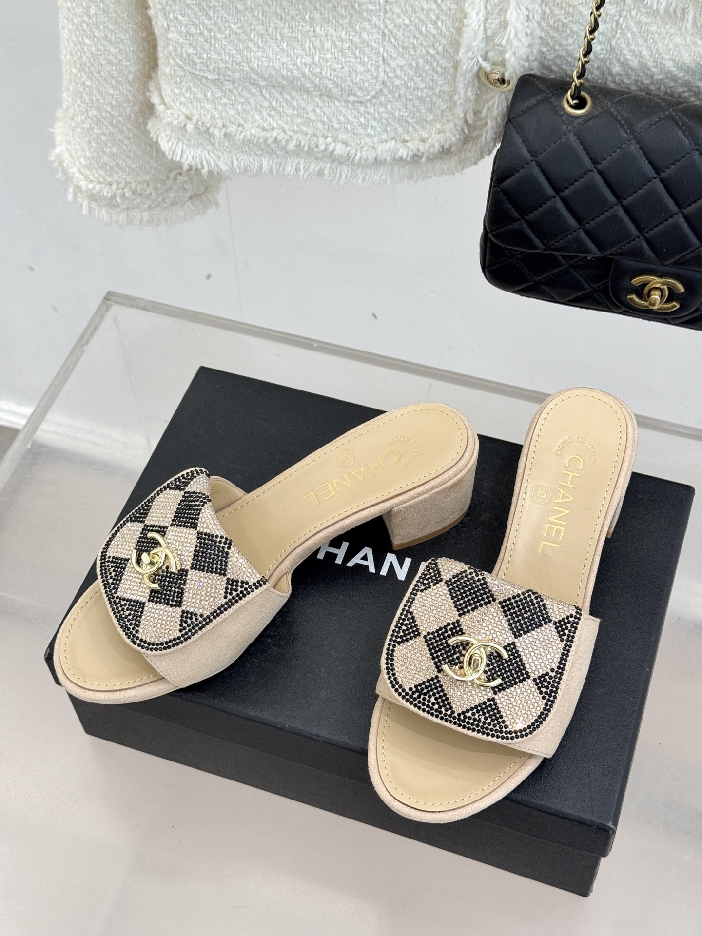 CHANE*｜小香经典春夏翻盖水钻双C书包扣拖鞋经典永不过时 简约大气标志性翻盖双C书包扣设计～手工镶嵌