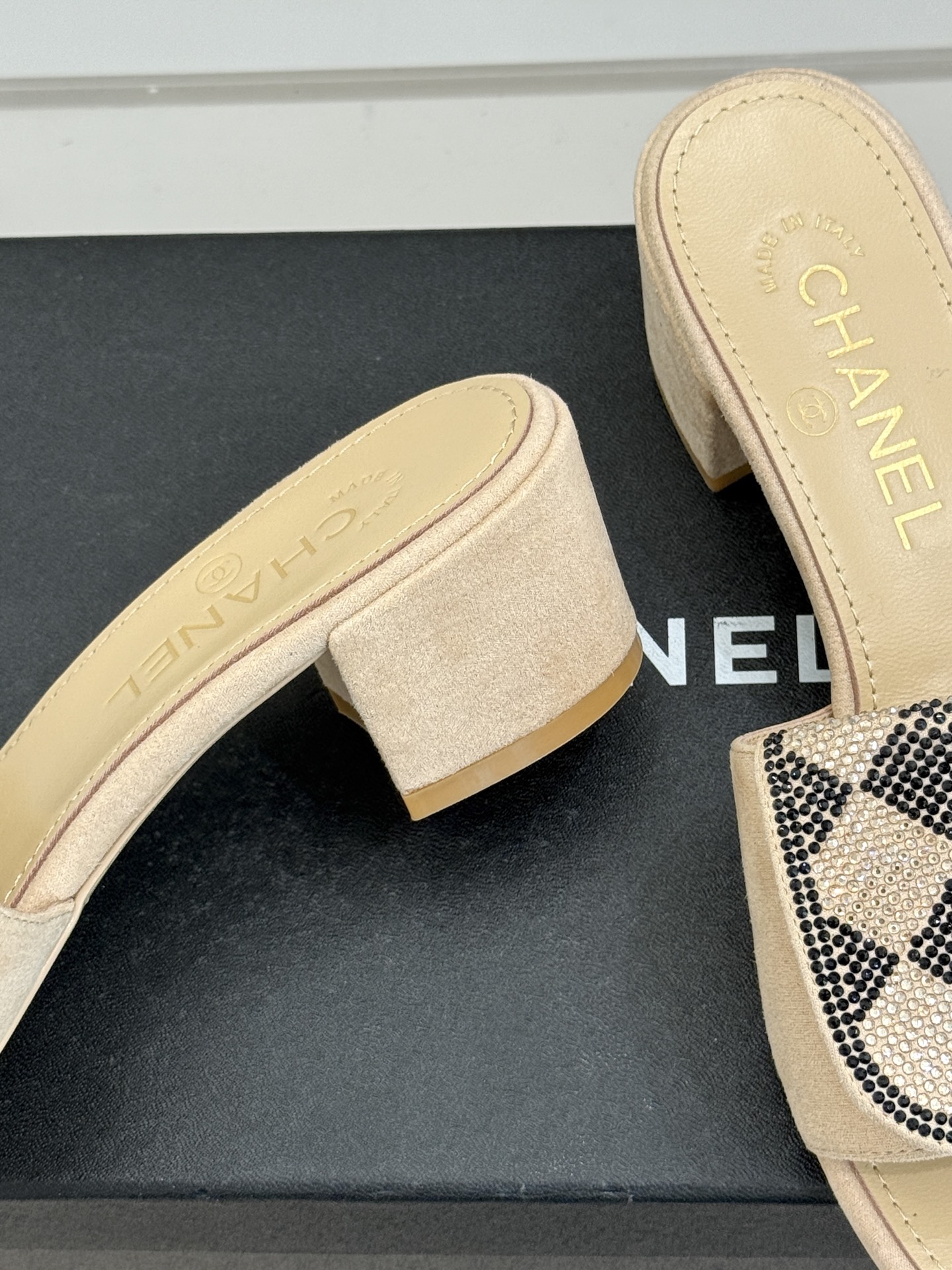 CHANE*｜小香经典春夏翻盖水钻双C书包扣拖鞋经典永不过时 简约大气标志性翻盖双C书包扣设计～手工镶嵌