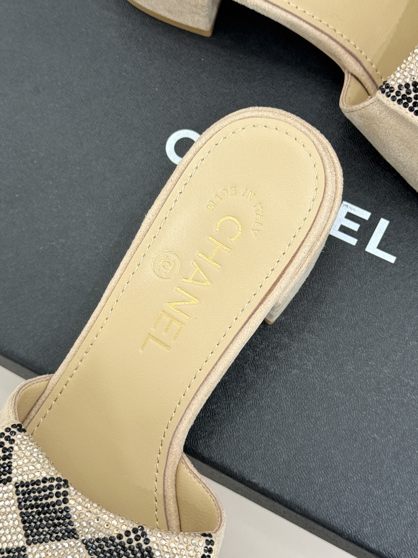 CHANE*｜小香经典春夏翻盖水钻双C书包扣拖鞋经典永不过时 简约大气标志性翻盖双C书包扣设计～手工镶嵌