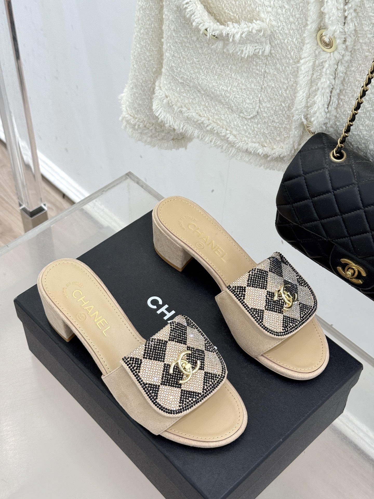 CHANE*｜小香经典春夏翻盖水钻双C书包扣拖鞋经典永不过时 简约大气标志性翻盖双C书包扣设计～手工镶嵌