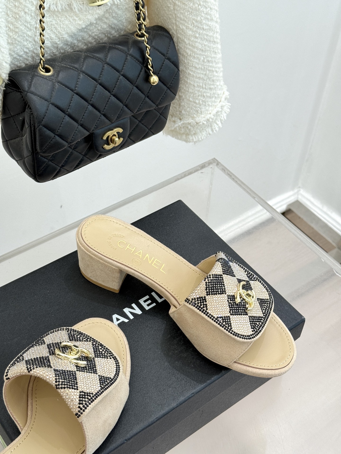 CHANE*｜小香经典春夏翻盖水钻双C书包扣拖鞋经典永不过时 简约大气标志性翻盖双C书包扣设计～手工镶嵌