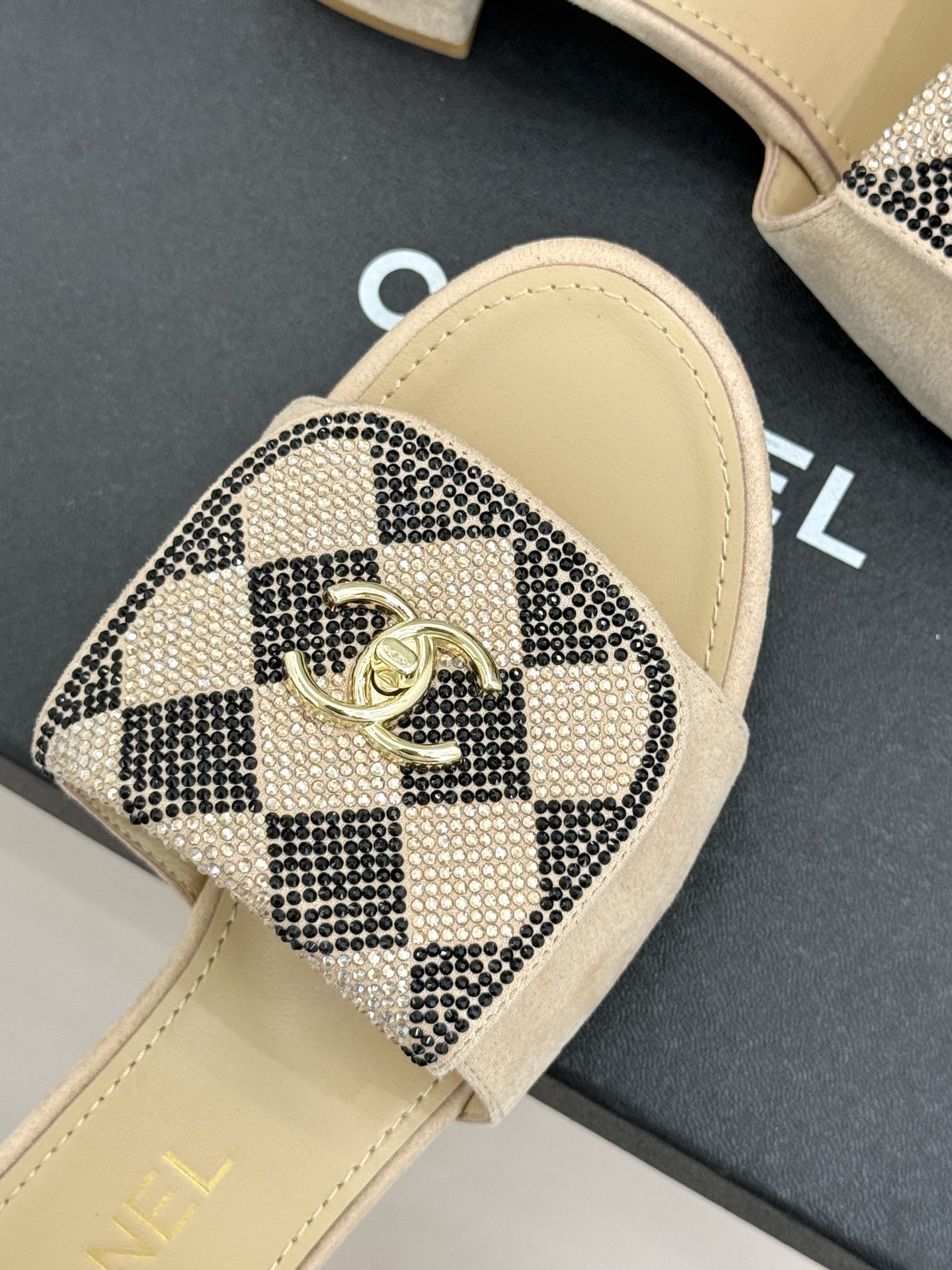 CHANE*｜小香经典春夏翻盖水钻双C书包扣拖鞋经典永不过时 简约大气标志性翻盖双C书包扣设计～手工镶嵌