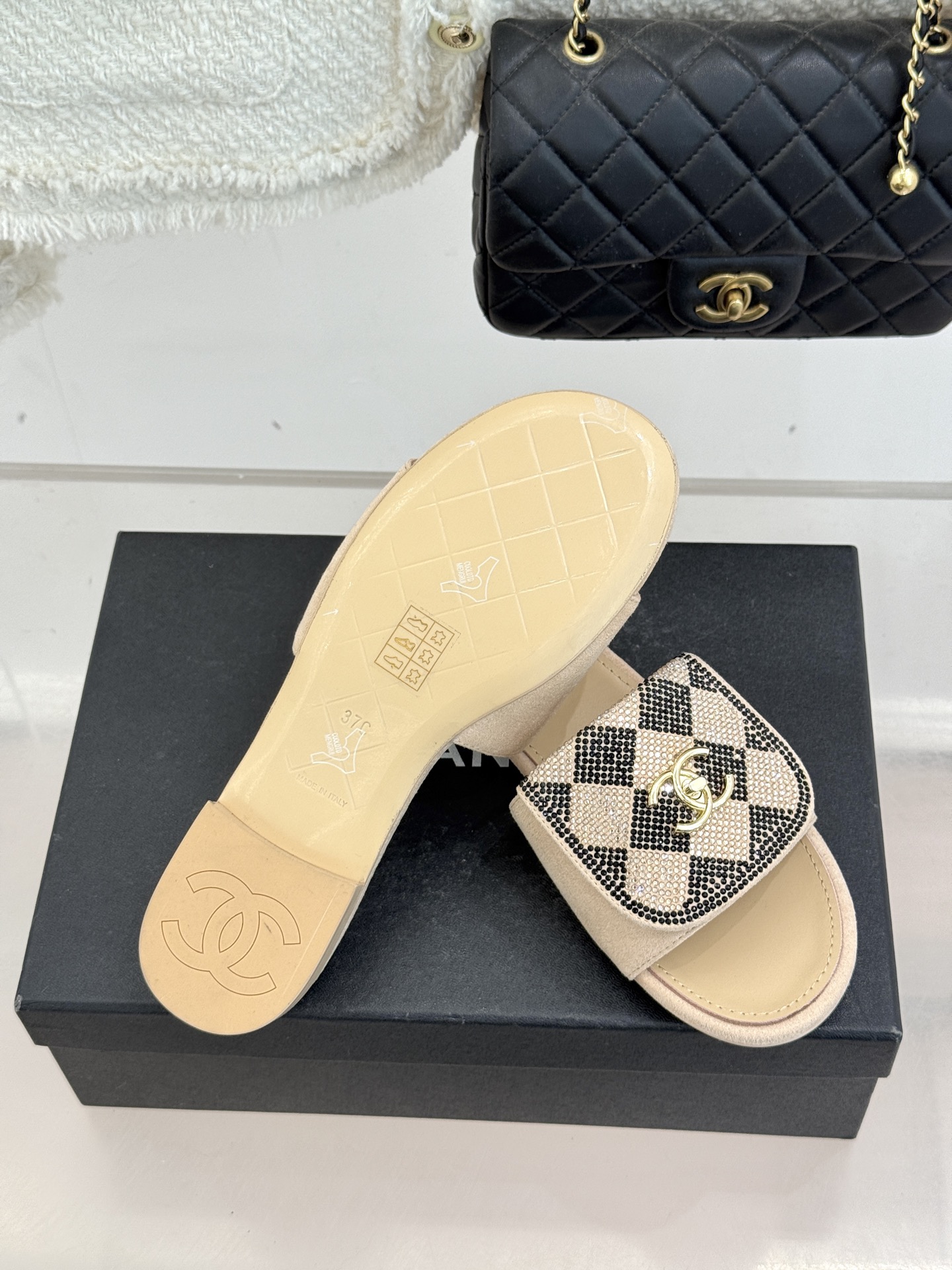 CHANE*｜小香经典春夏翻盖水钻双C书包扣拖鞋经典永不过时 简约大气标志性翻盖双C书包扣设计～手工镶嵌