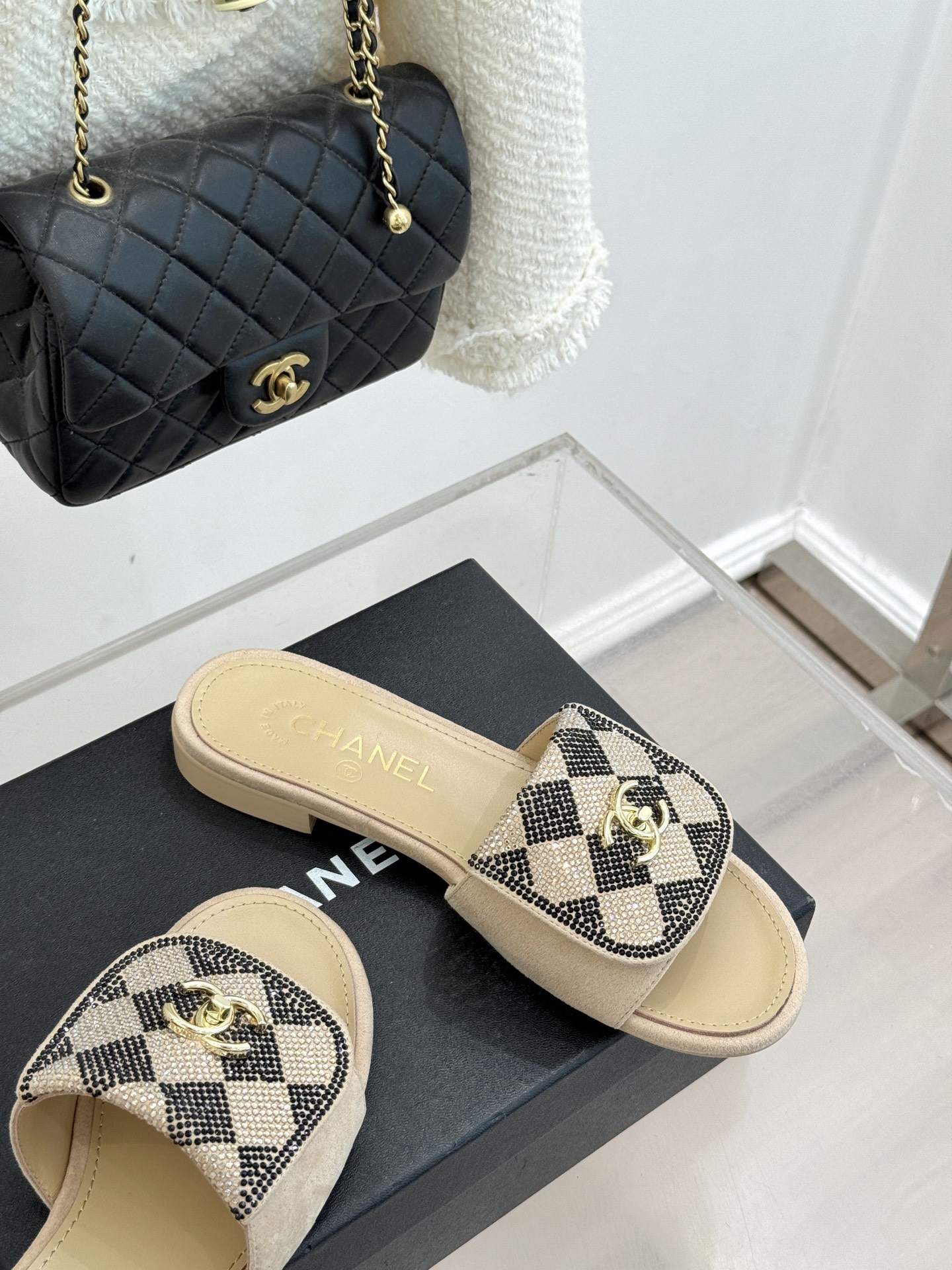 CHANE*｜小香经典春夏翻盖水钻双C书包扣拖鞋经典永不过时 简约大气标志性翻盖双C书包扣设计～手工镶嵌