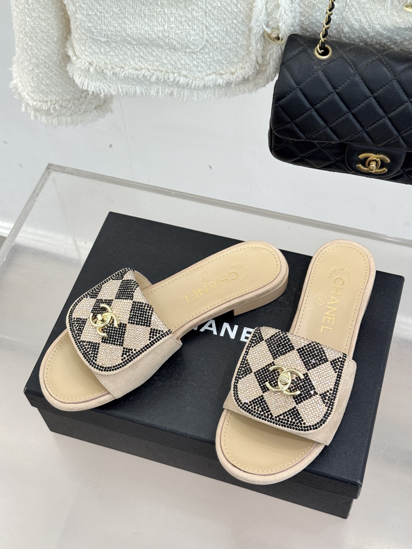 CHANE*｜小香经典春夏翻盖水钻双C书包扣拖鞋经典永不过时 简约大气标志性翻盖双C书包扣设计～手工镶嵌