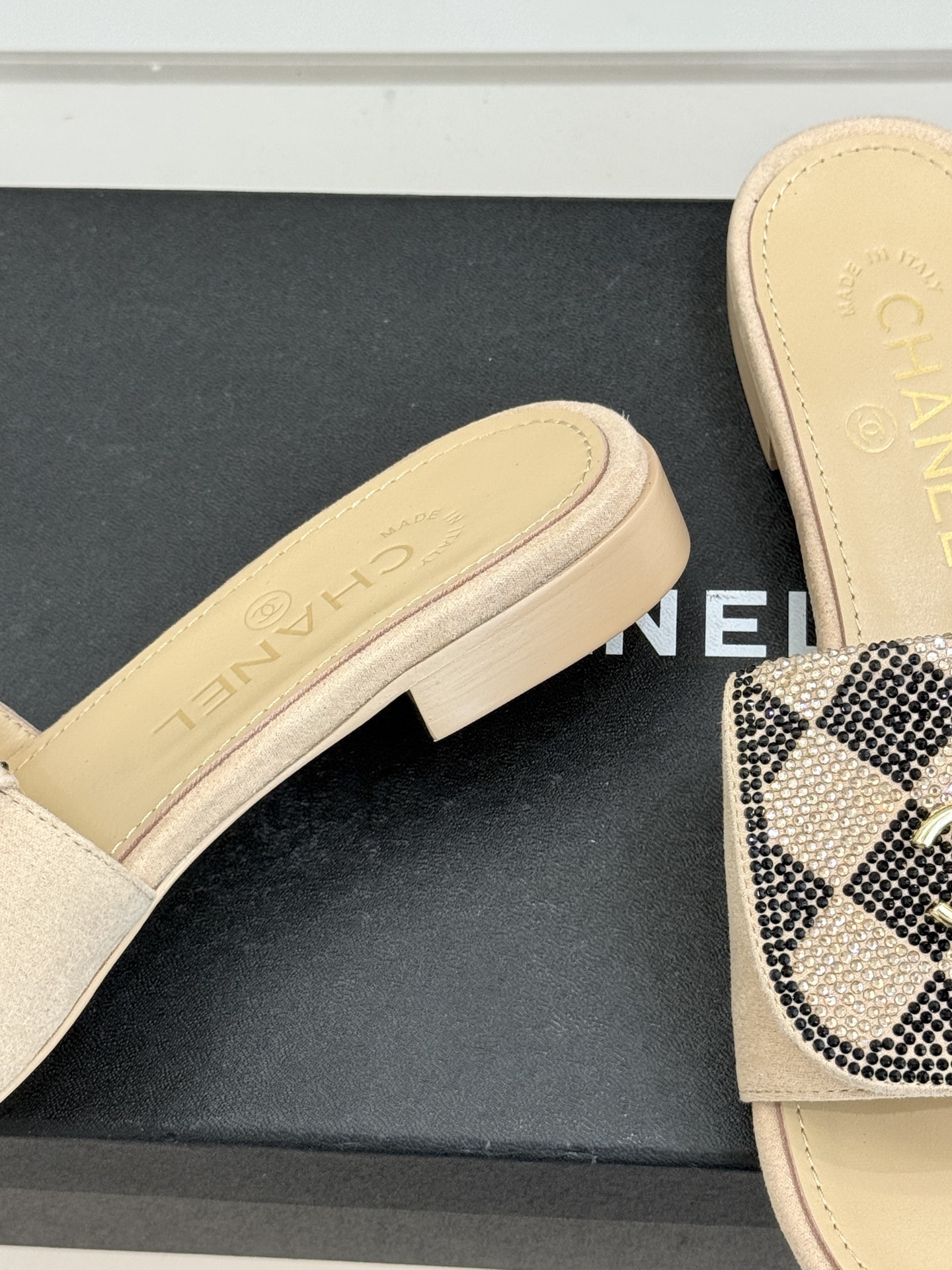 CHANE*｜小香经典春夏翻盖水钻双C书包扣拖鞋经典永不过时 简约大气标志性翻盖双C书包扣设计～手工镶嵌