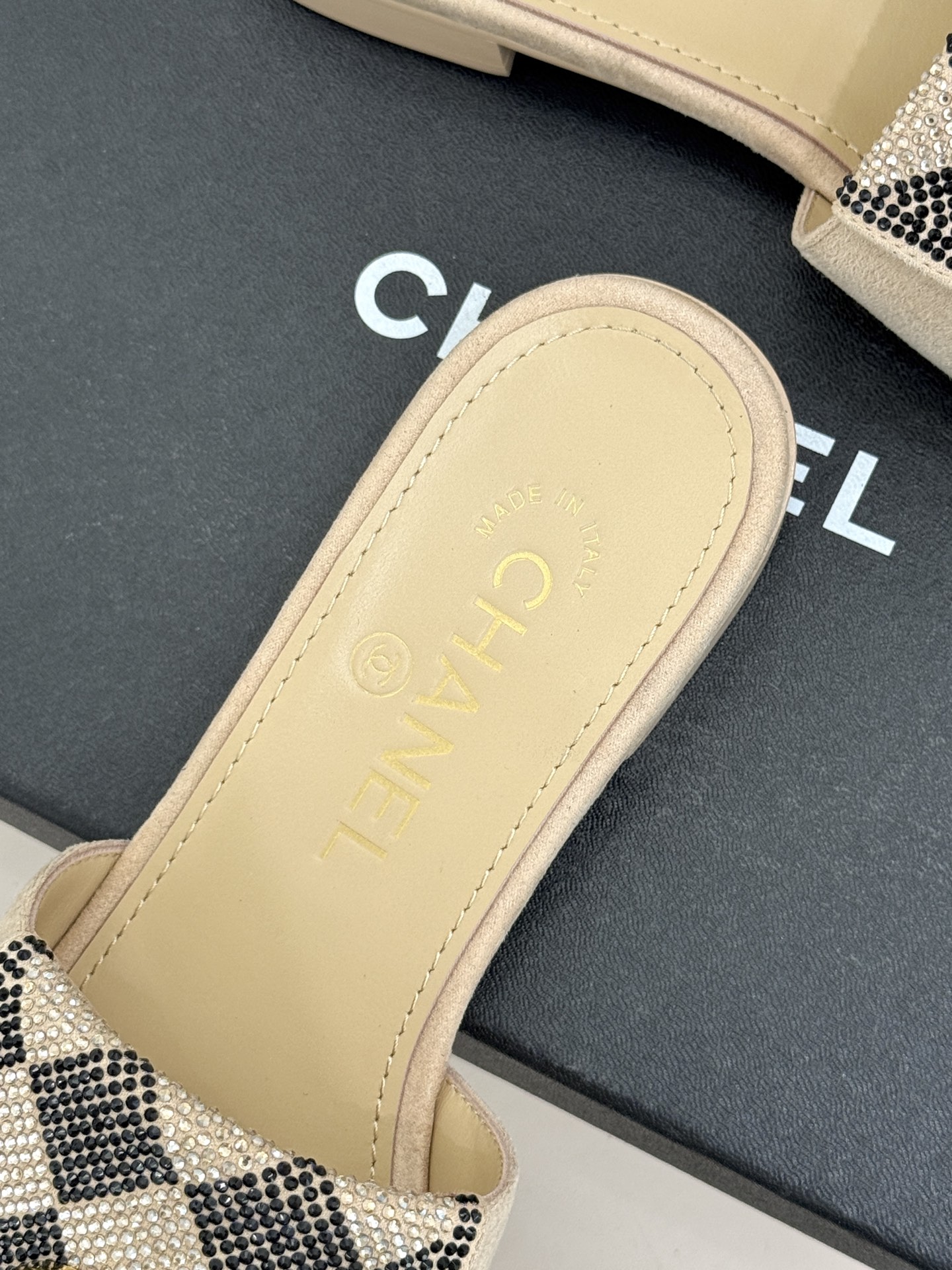 CHANE*｜小香经典春夏翻盖水钻双C书包扣拖鞋经典永不过时 简约大气标志性翻盖双C书包扣设计～手工镶嵌