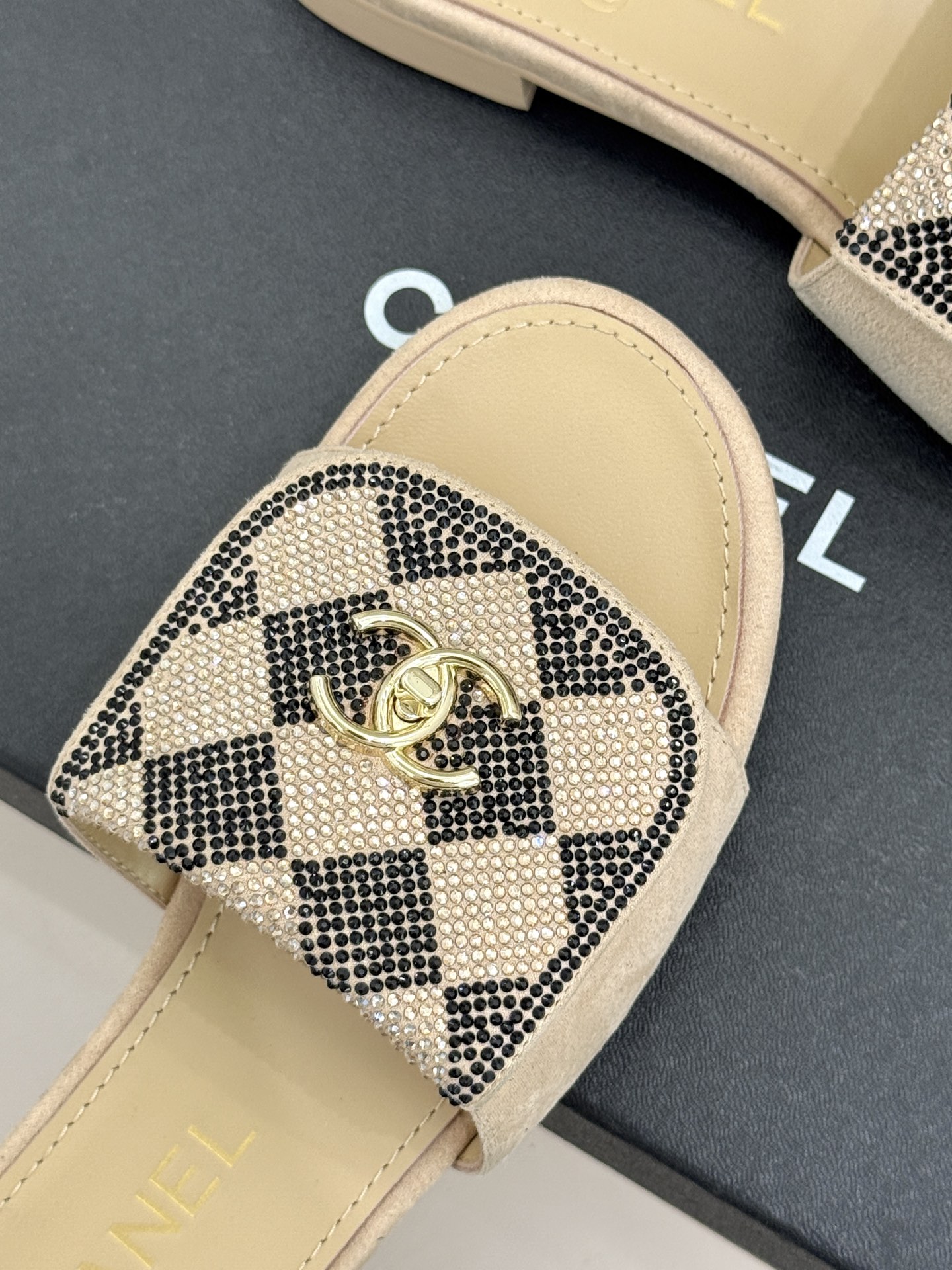 CHANE*｜小香经典春夏翻盖水钻双C书包扣拖鞋经典永不过时 简约大气标志性翻盖双C书包扣设计～手工镶嵌