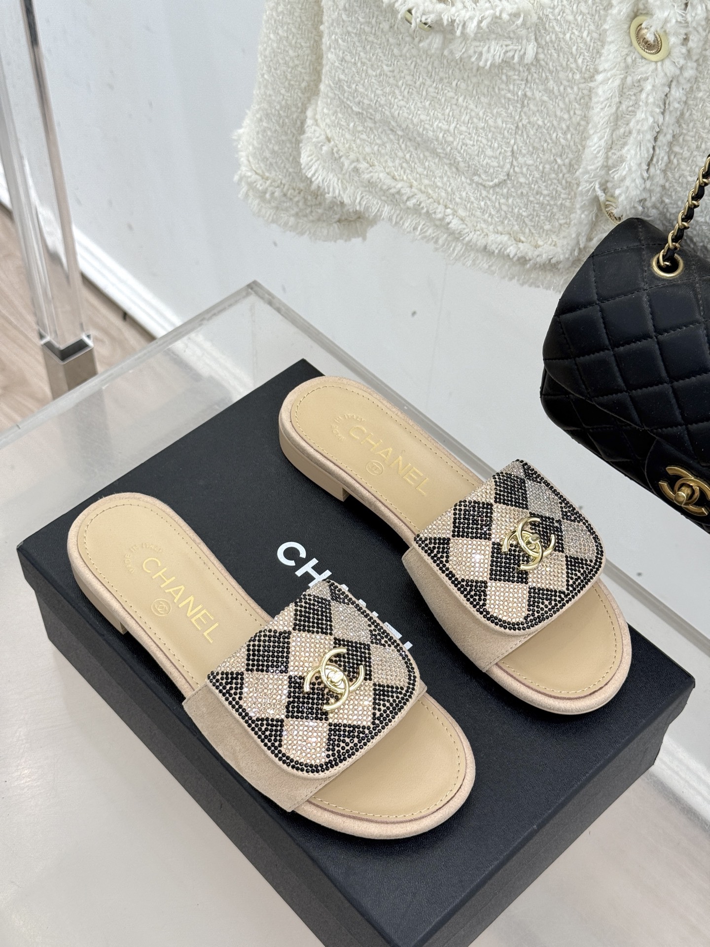 CHANE*｜小香经典春夏翻盖水钻双C书包扣拖鞋经典永不过时 简约大气标志性翻盖双C书包扣设计～手工镶嵌