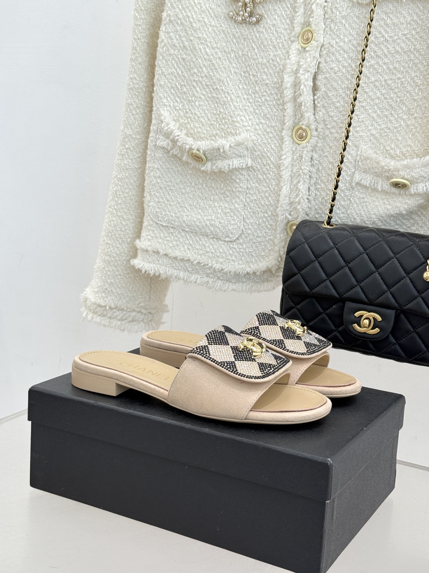 CHANE*｜小香经典春夏翻盖水钻双C书包扣拖鞋经典永不过时 简约大气标志性翻盖双C书包扣设计～手工镶嵌