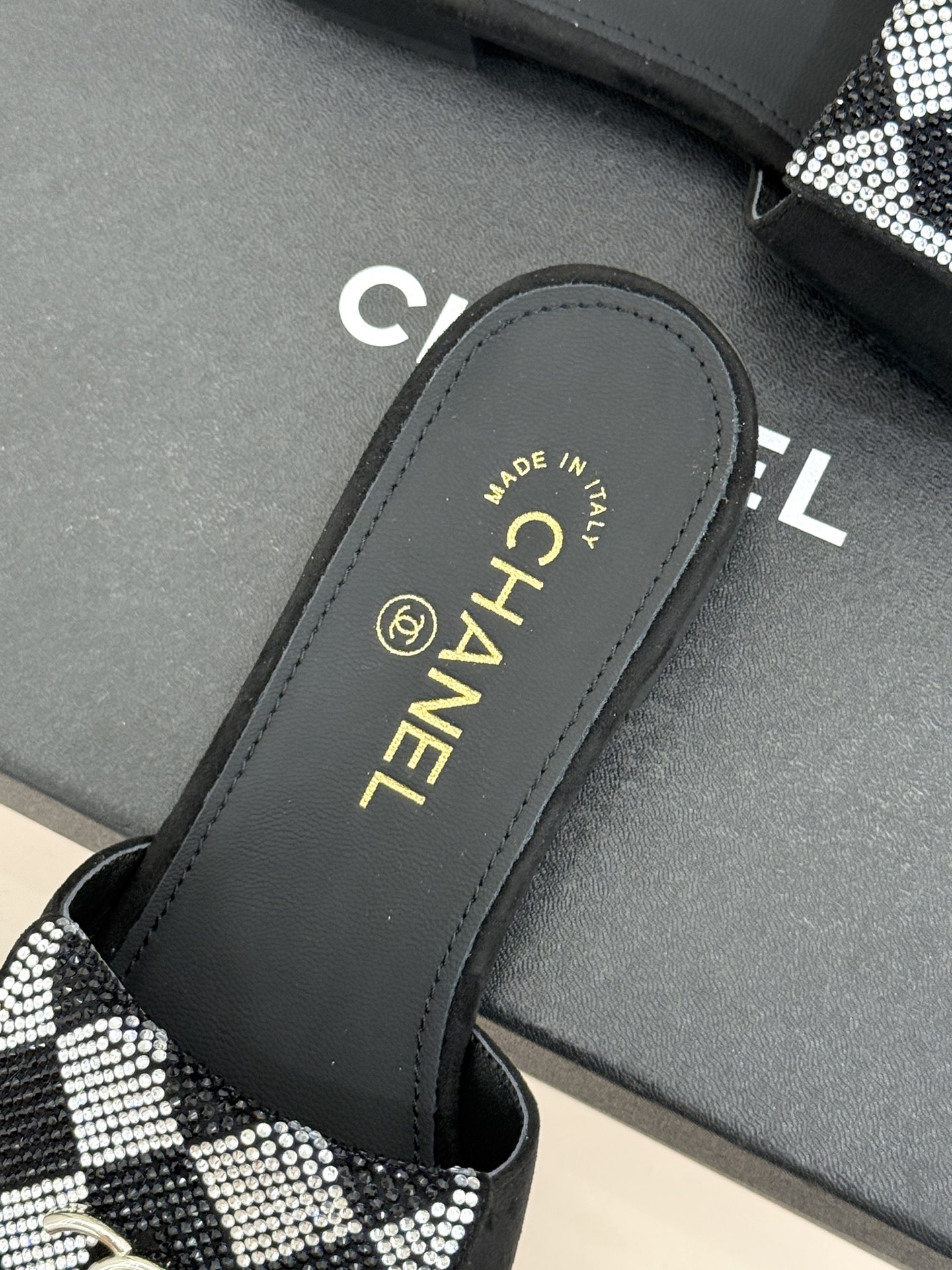 CHANE*｜小香经典春夏翻盖水钻双C书包扣拖鞋经典永不过时 简约大气标志性翻盖双C书包扣设计～手工镶嵌