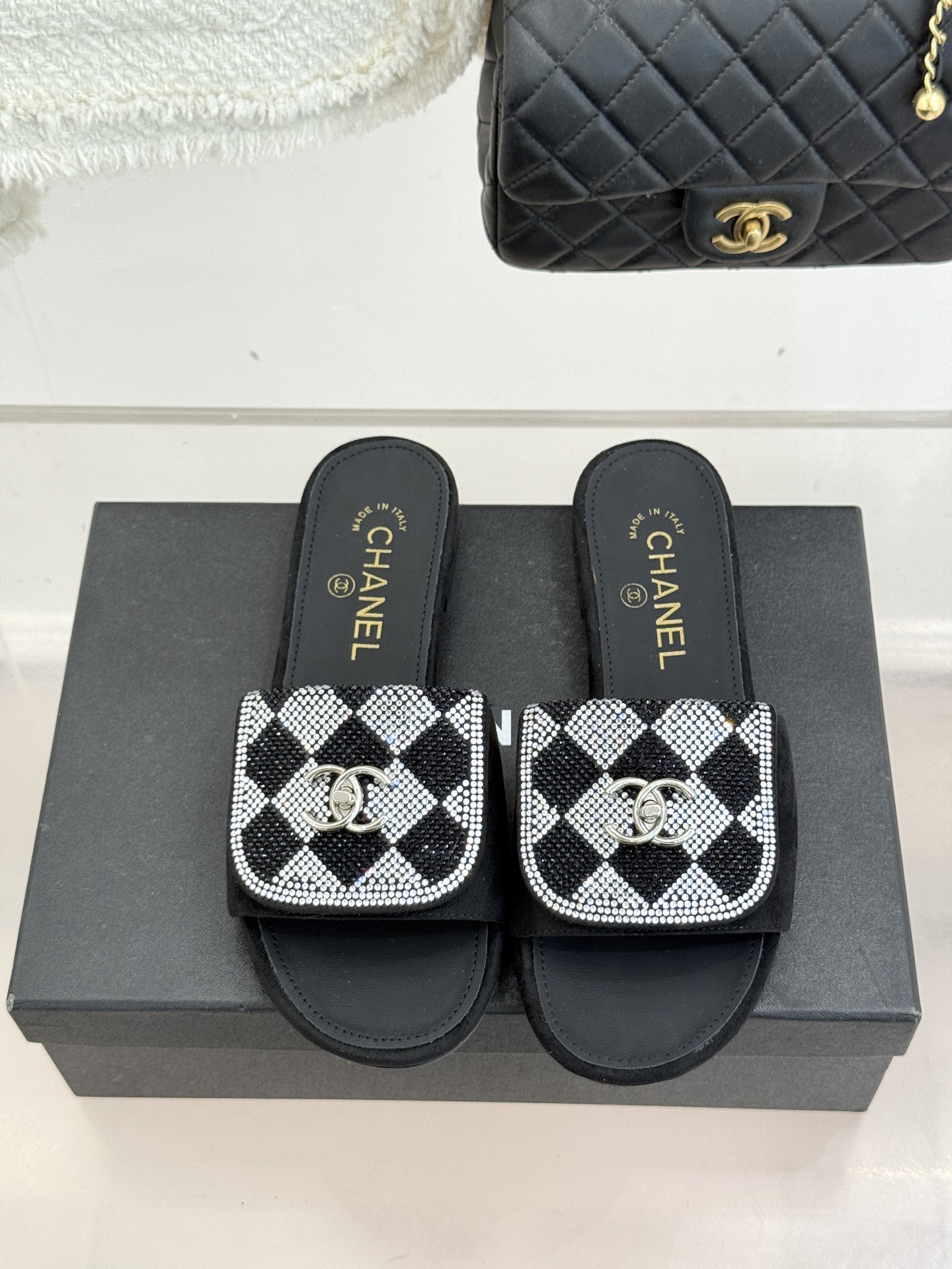 CHANE*｜小香经典春夏翻盖水钻双C书包扣拖鞋经典永不过时 简约大气标志性翻盖双C书包扣设计～手工镶嵌